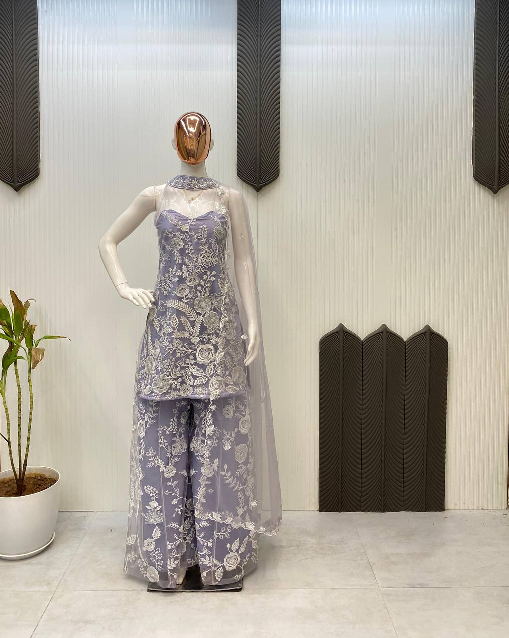 पार्टी वेयर लुक के लिए फैंसी टॉप और प्लाजो के साथ खूबसूरत दुपट्टा चुनें।