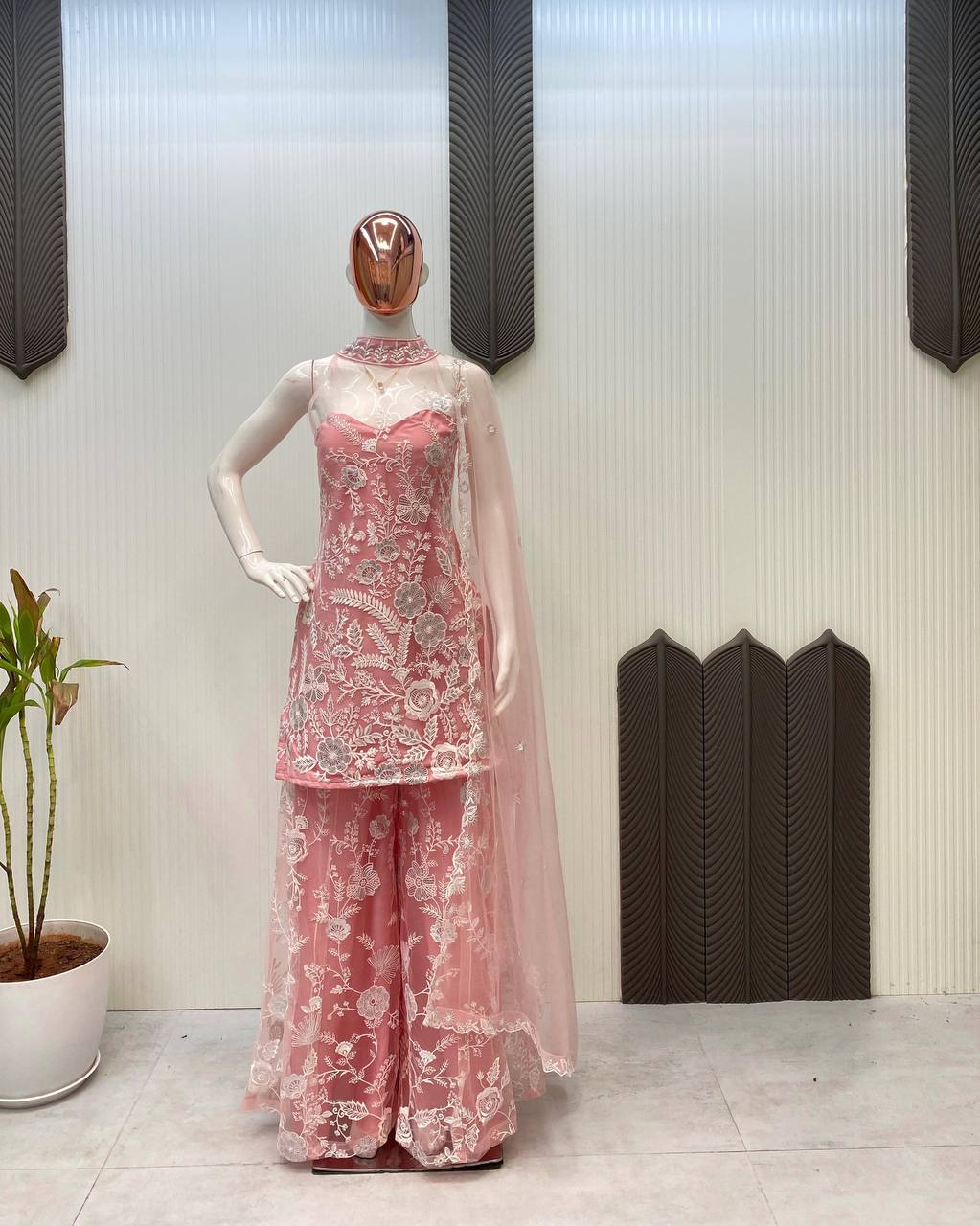 पार्टी वेयर लुक के लिए फैंसी टॉप और प्लाजो के साथ खूबसूरत दुपट्टा चुनें।