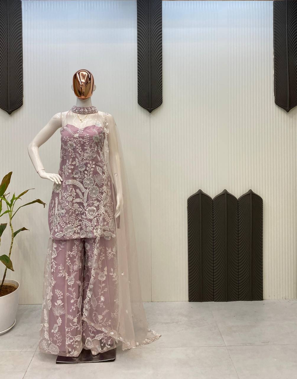 पार्टी वेयर लुक के लिए फैंसी टॉप और प्लाजो के साथ खूबसूरत दुपट्टा चुनें।