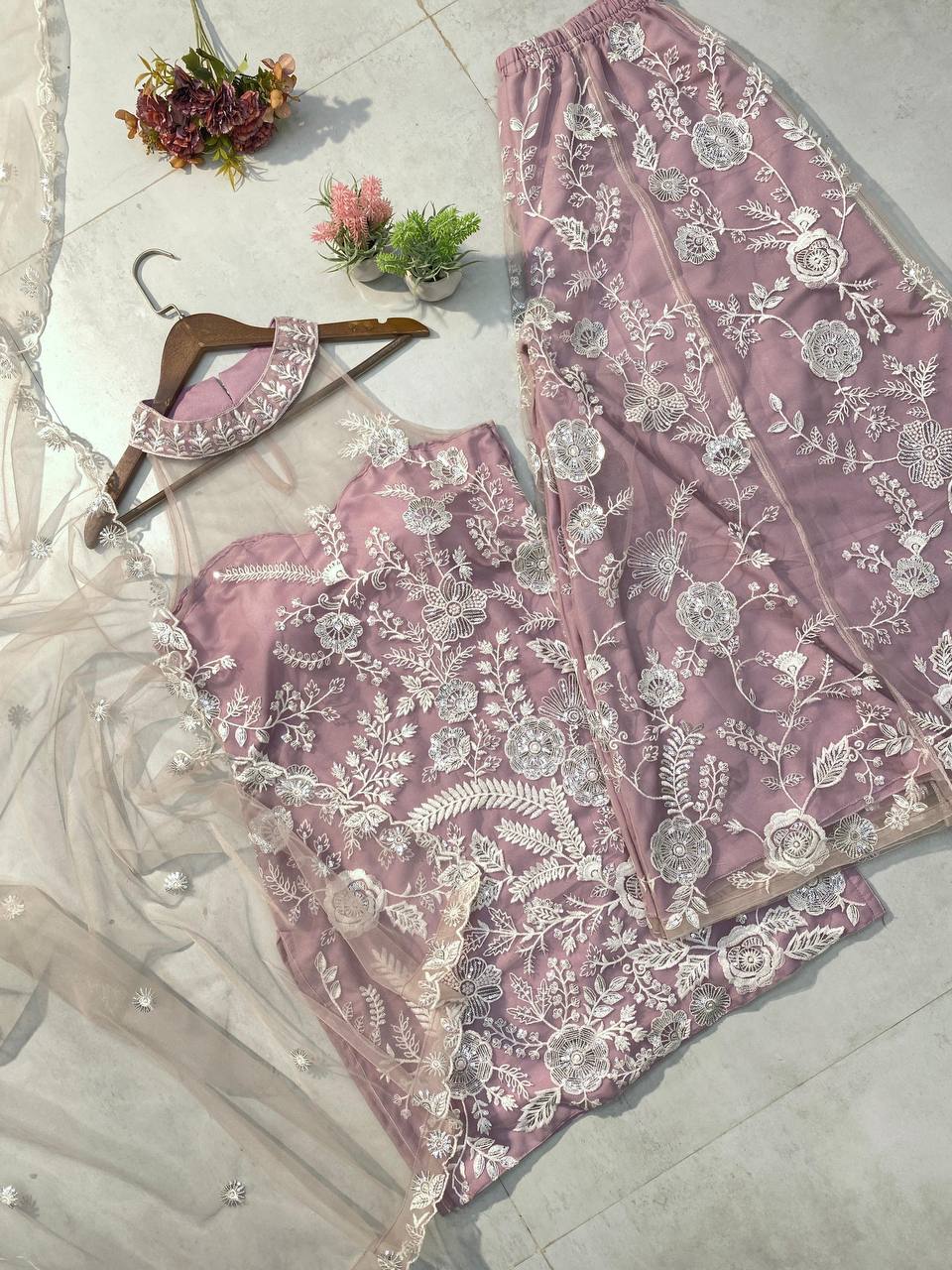 पार्टी वेयर लुक के लिए फैंसी टॉप और प्लाजो के साथ खूबसूरत दुपट्टा चुनें।