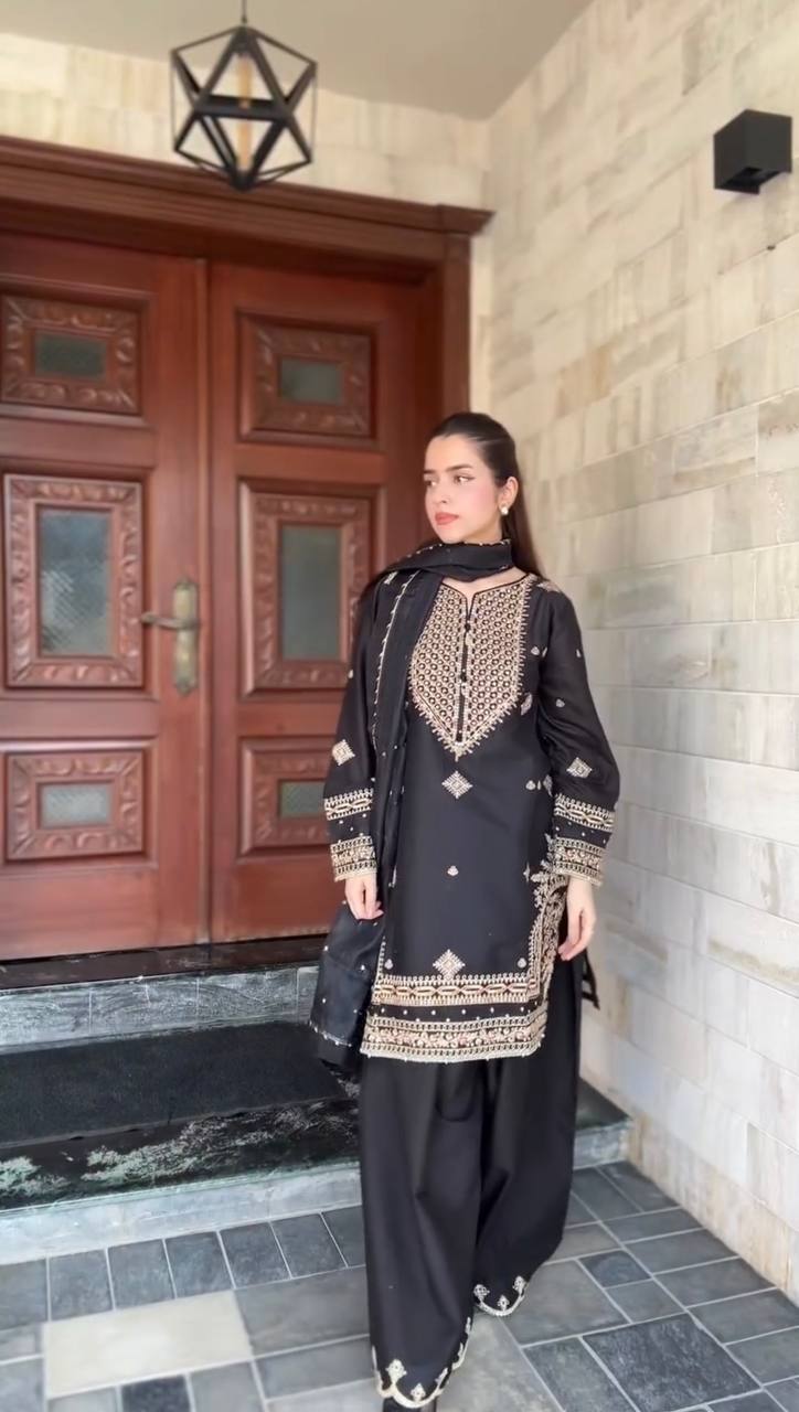 पार्टी वेयर लुक: टॉप-बॉटम और दुपट्टा, धागे और सीक्वेंस वर्क के साथ