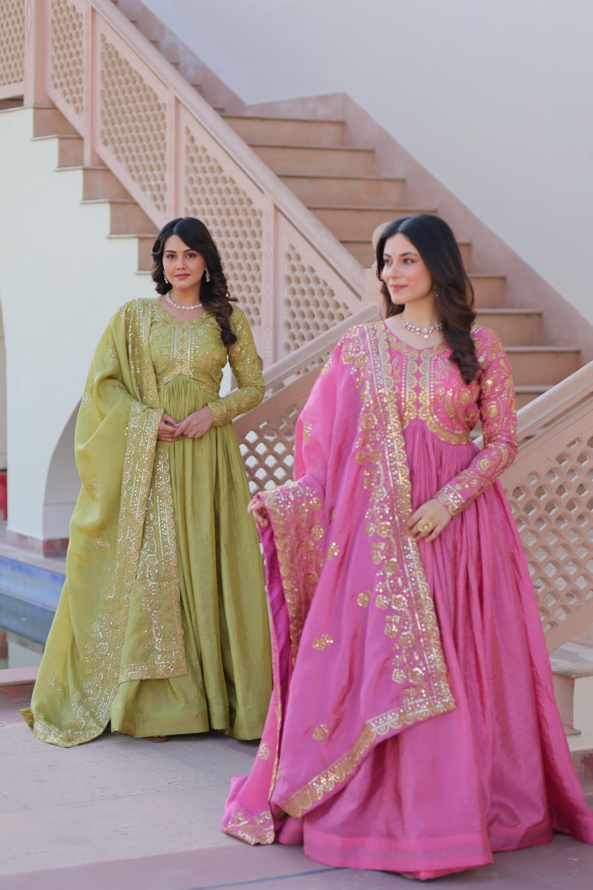 सीक्विन और मल्टी एम्ब्रॉयडरी वर्क वाला पार्टी वेयर लुक गाउन