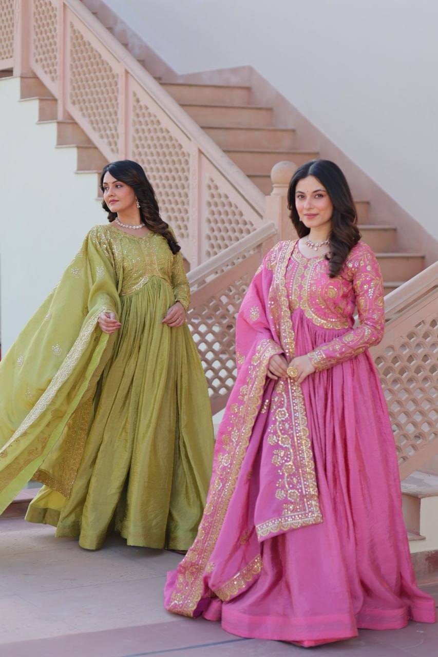 सीक्विन और मल्टी एम्ब्रॉयडरी वर्क वाला पार्टी वेयर लुक गाउन