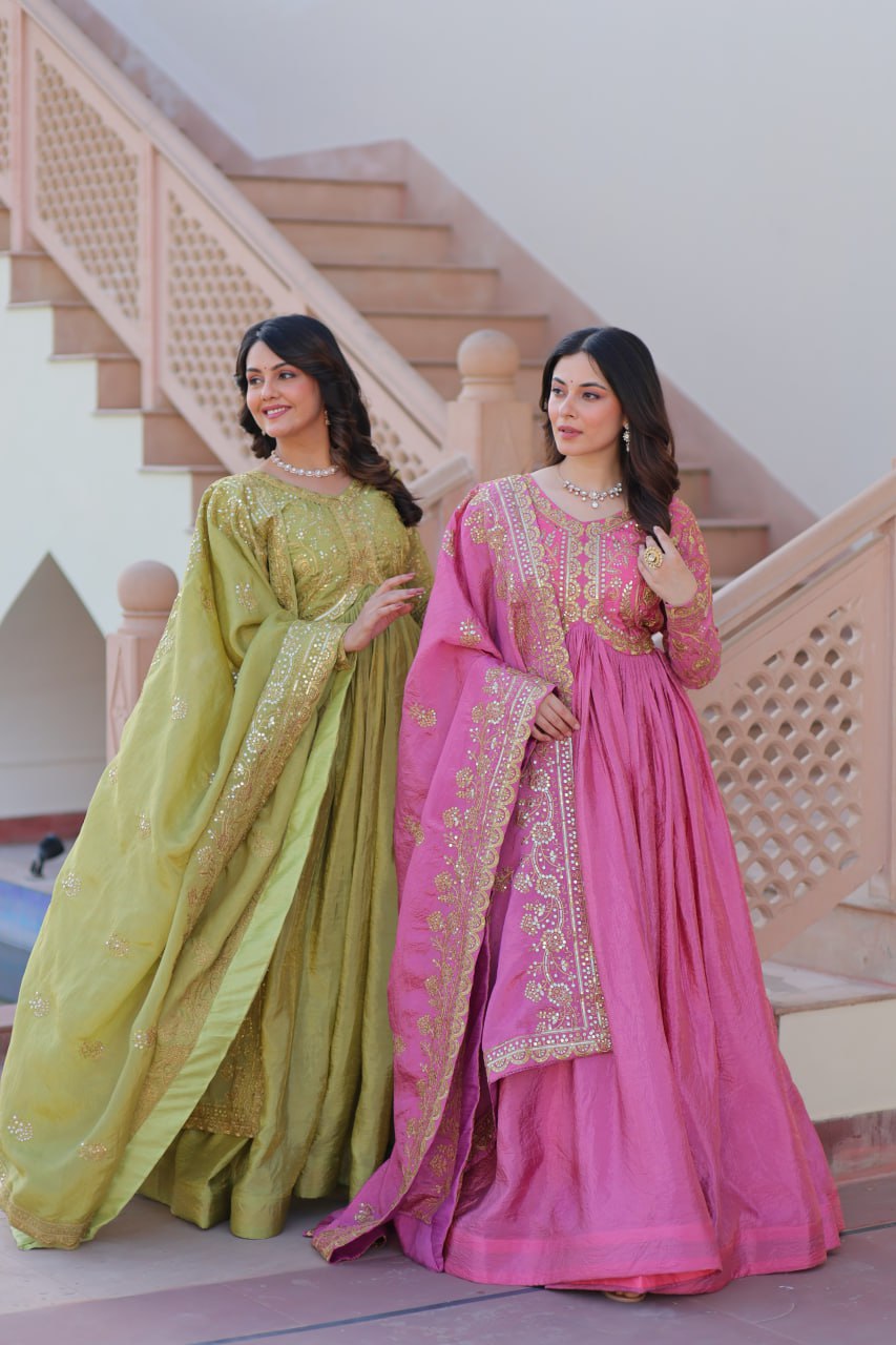 सीक्विन और मल्टी एम्ब्रॉयडरी वर्क वाला पार्टी वेयर लुक गाउन