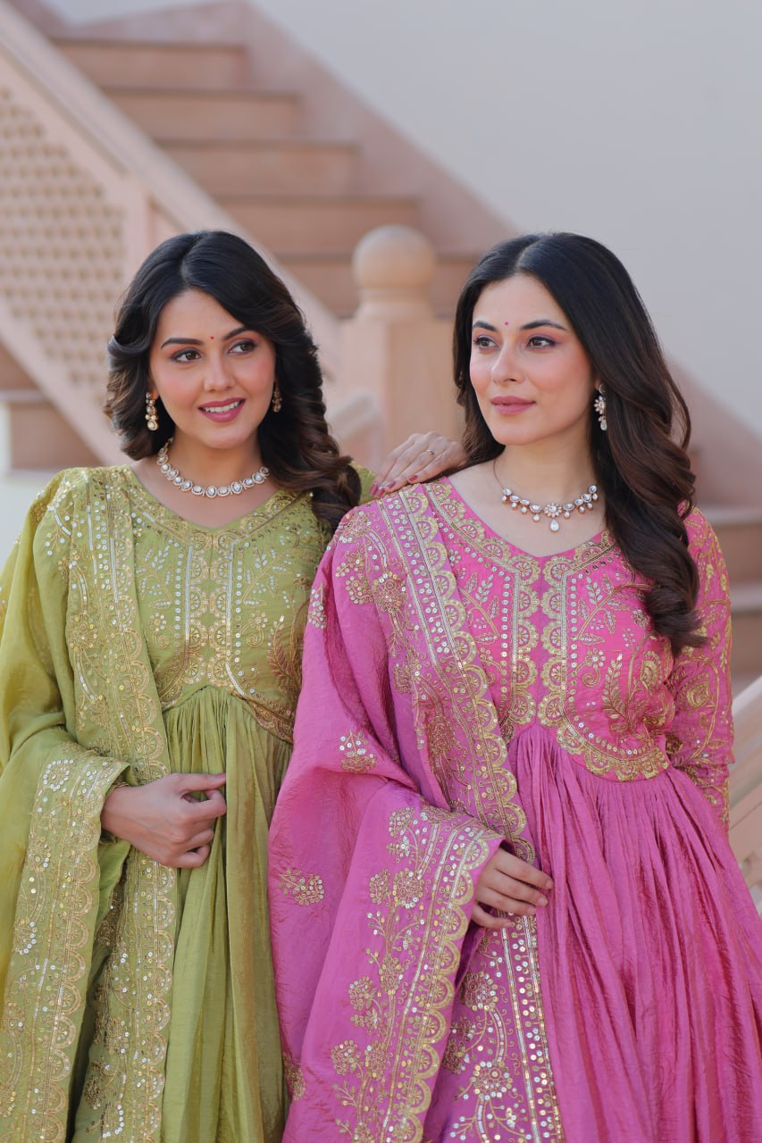 सीक्विन और मल्टी एम्ब्रॉयडरी वर्क वाला पार्टी वेयर लुक गाउन