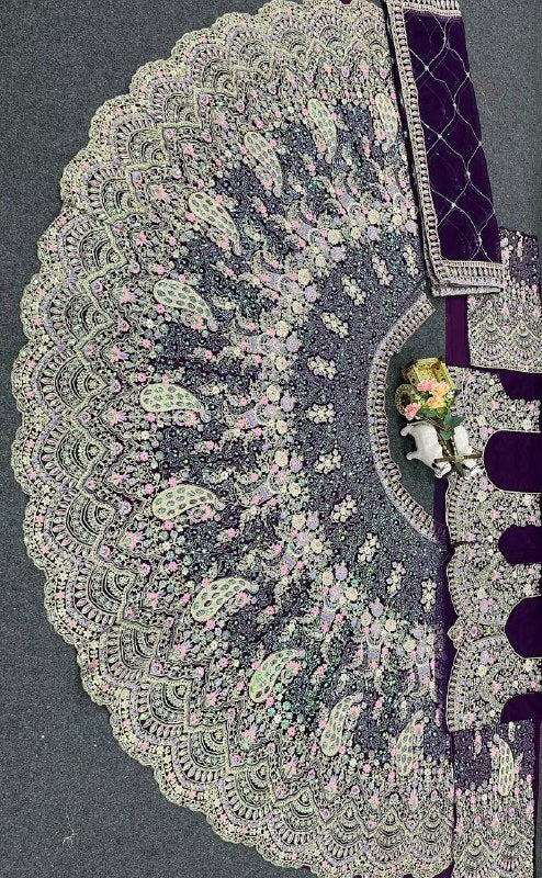 कोडिंग सीक्वेंस वर्क से सजी खूबसूरत लहंगा चोली