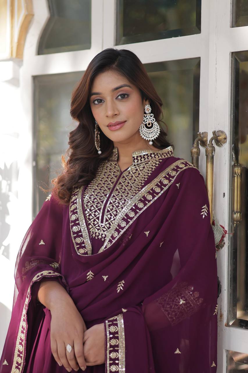 पार्टी वेयर लुक गाउन-दुपट्टा, सीक्विन कढ़ाई के साथ