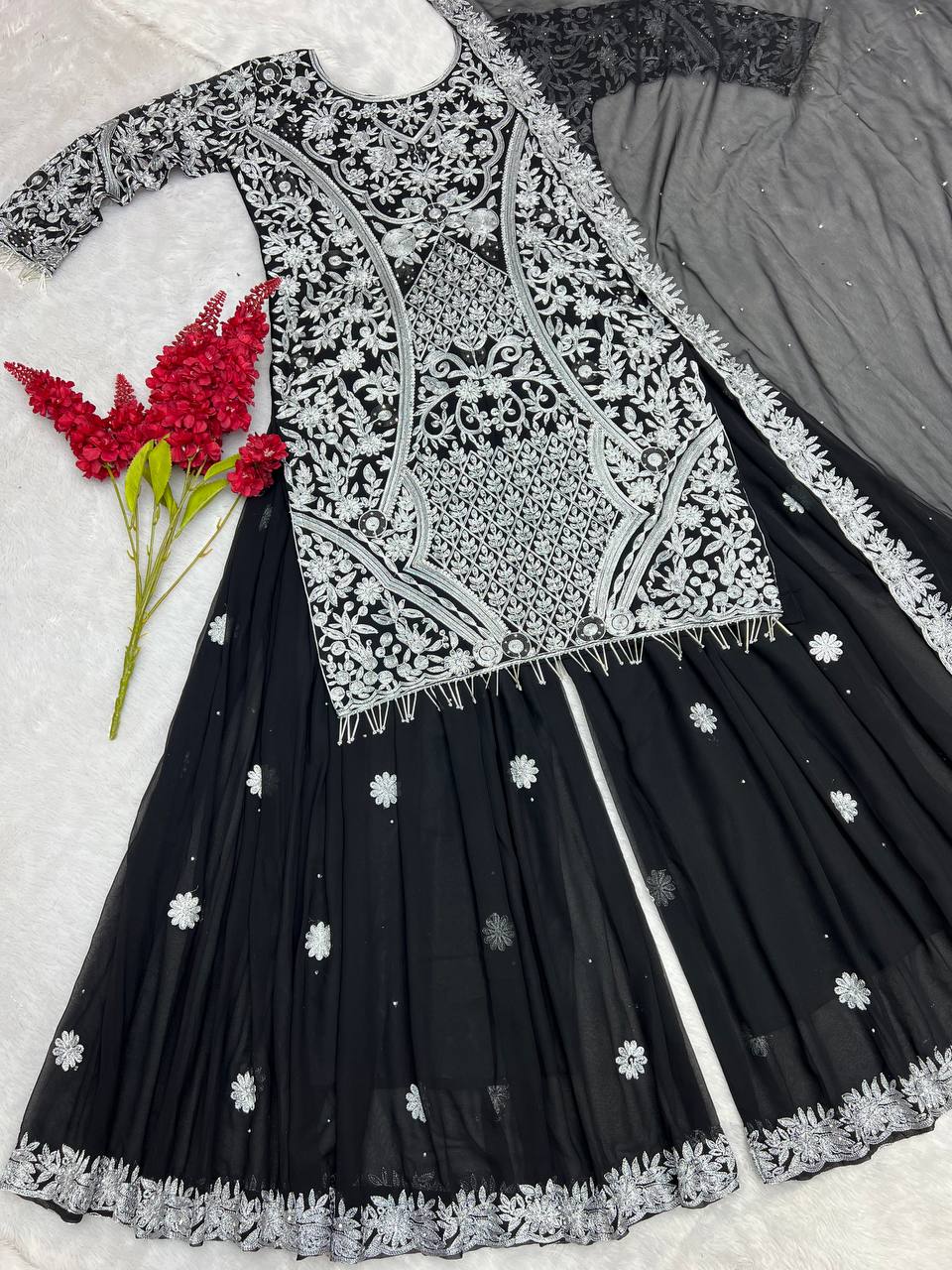कढ़ाई और स्टोन वर्क से सजा पार्टी सूट सेट