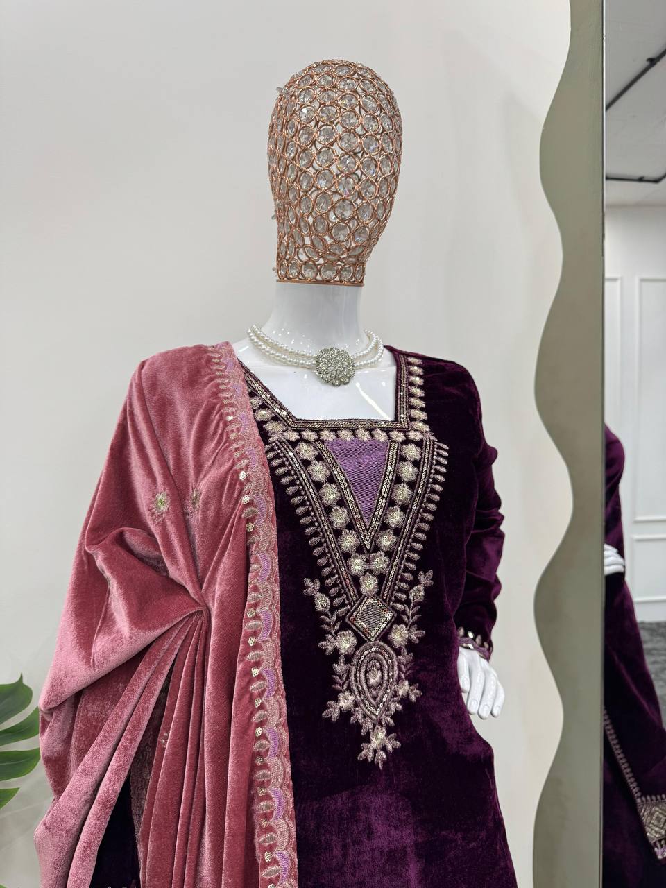 धागे और सीक्वेंस वर्क से सजा पार्टी वेयर सूट सेट