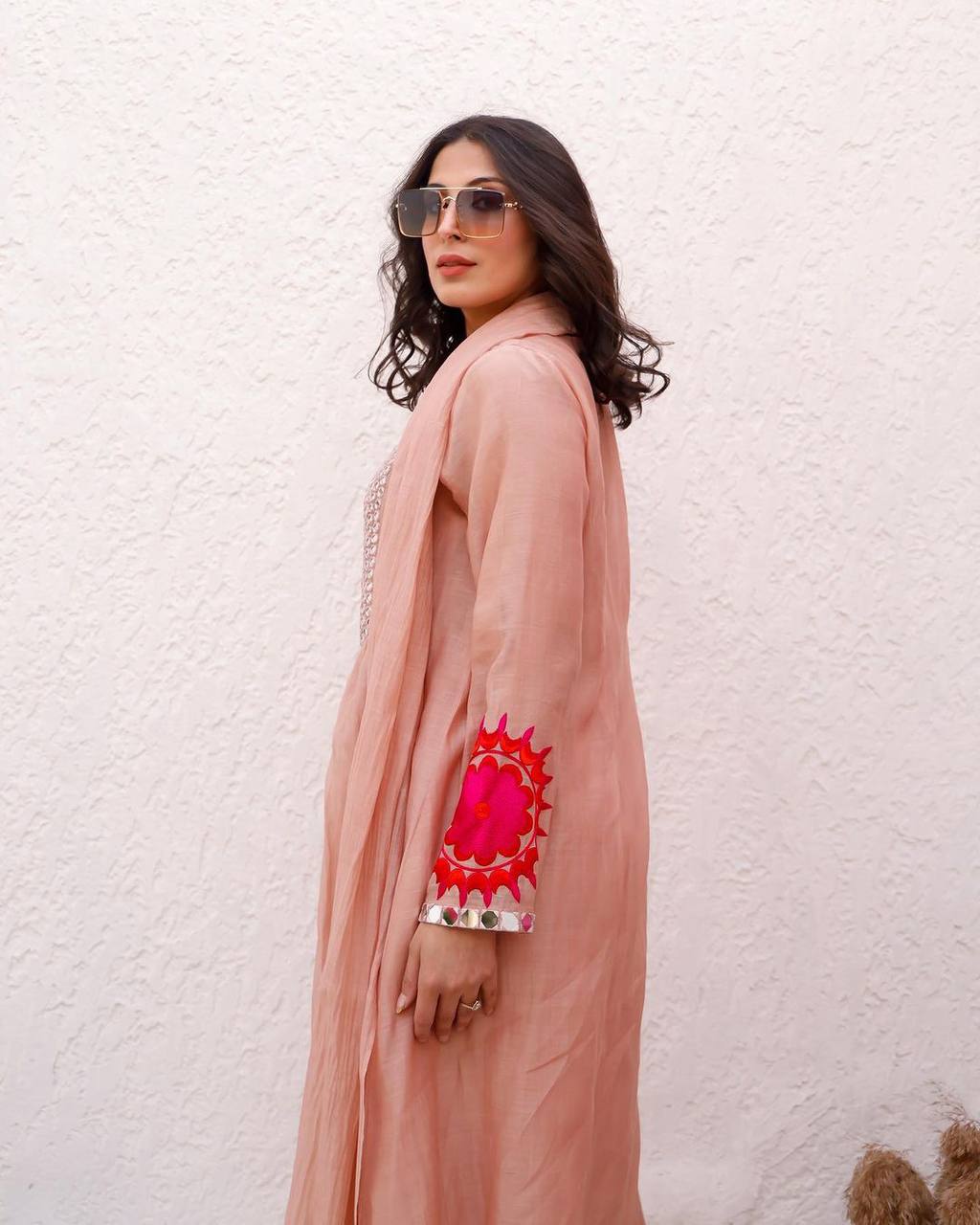 पार्टी वेयर लुक के लिए टॉप-पैंट और दुपट्टा, धागे और असली शीशे के काम के साथ