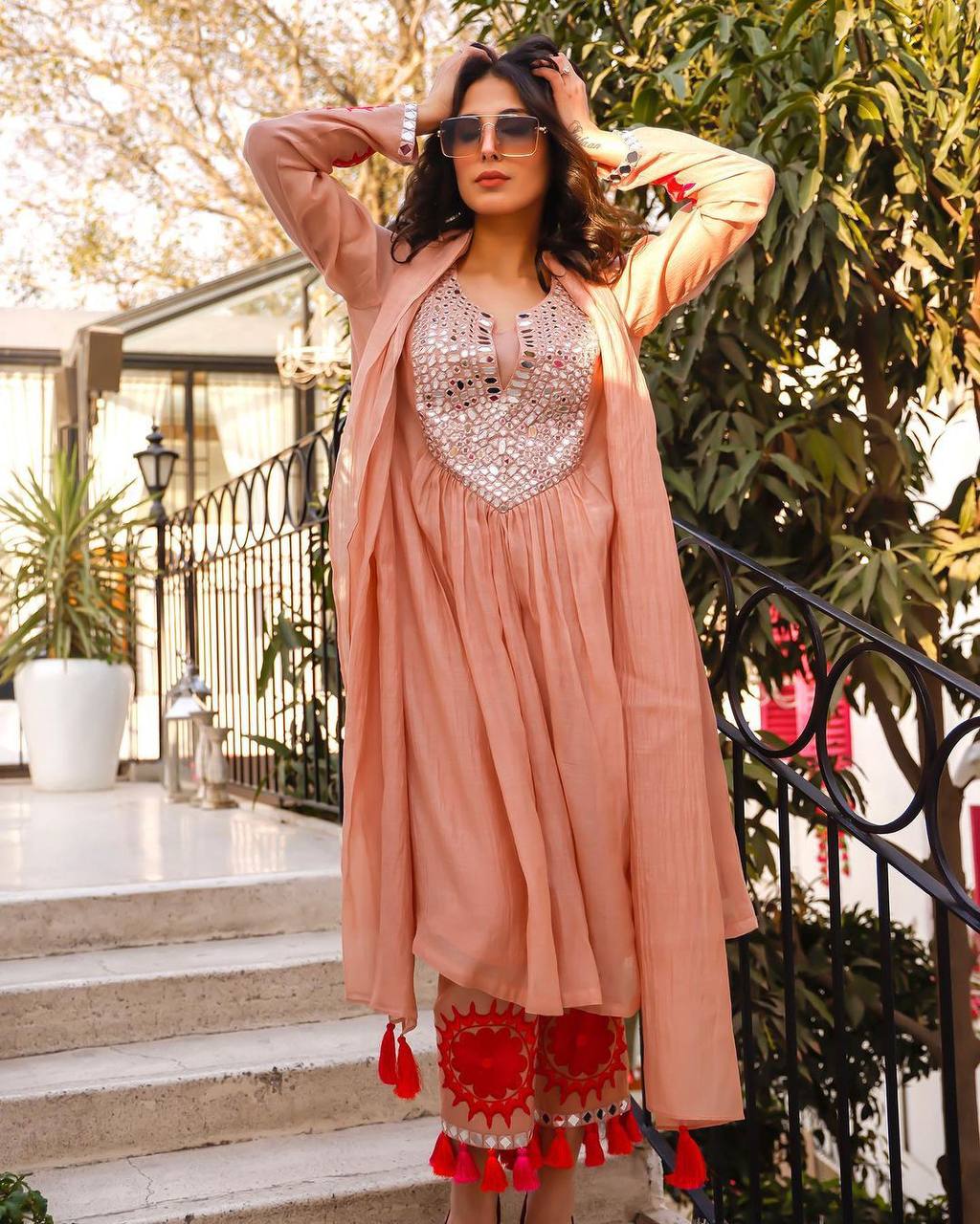 पार्टी वेयर लुक के लिए टॉप-पैंट और दुपट्टा, धागे और असली शीशे के काम के साथ