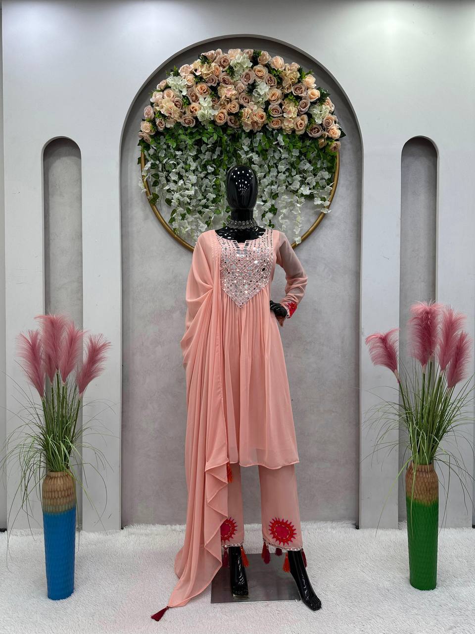 पार्टी वेयर लुक के लिए टॉप-पैंट और दुपट्टा, धागे और असली शीशे के काम के साथ