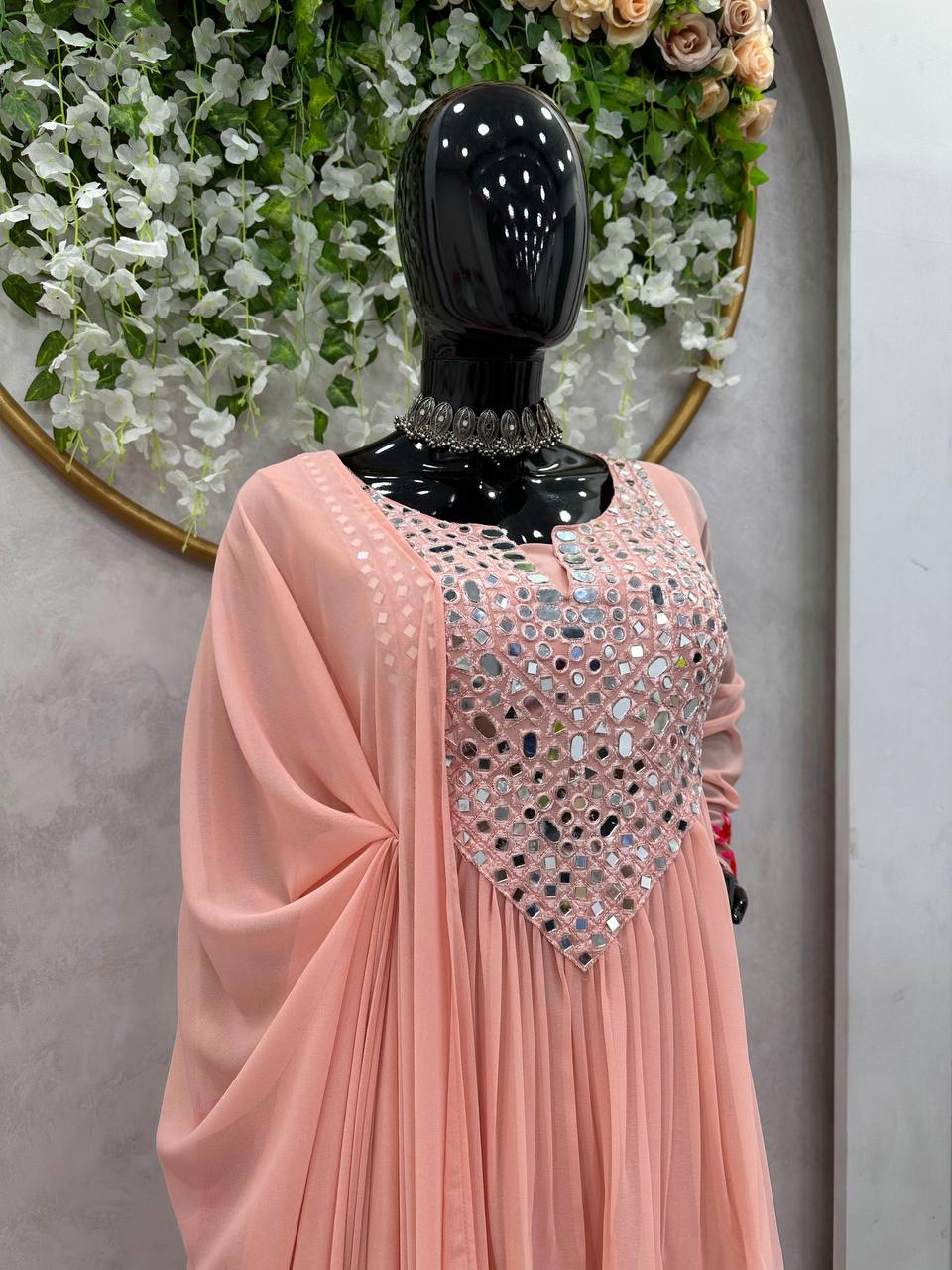 पार्टी वेयर लुक के लिए टॉप-पैंट और दुपट्टा, धागे और असली शीशे के काम के साथ