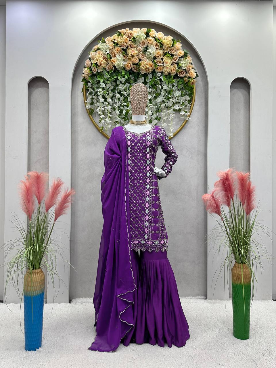 धागे और सीक्वेंस वर्क से सजा हुआ पार्टी वेयर टॉप-बॉटम और प्लाज़ो