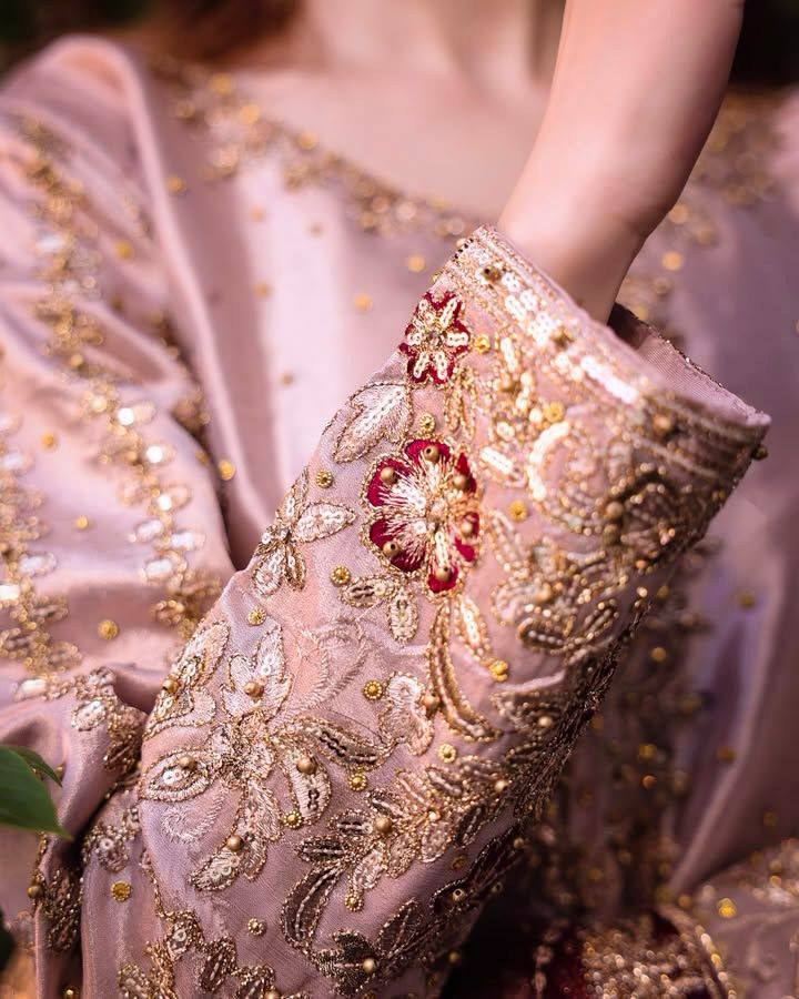 धागे और सीक्वेंस की कढ़ाई वाला पार्टी सूट सेट