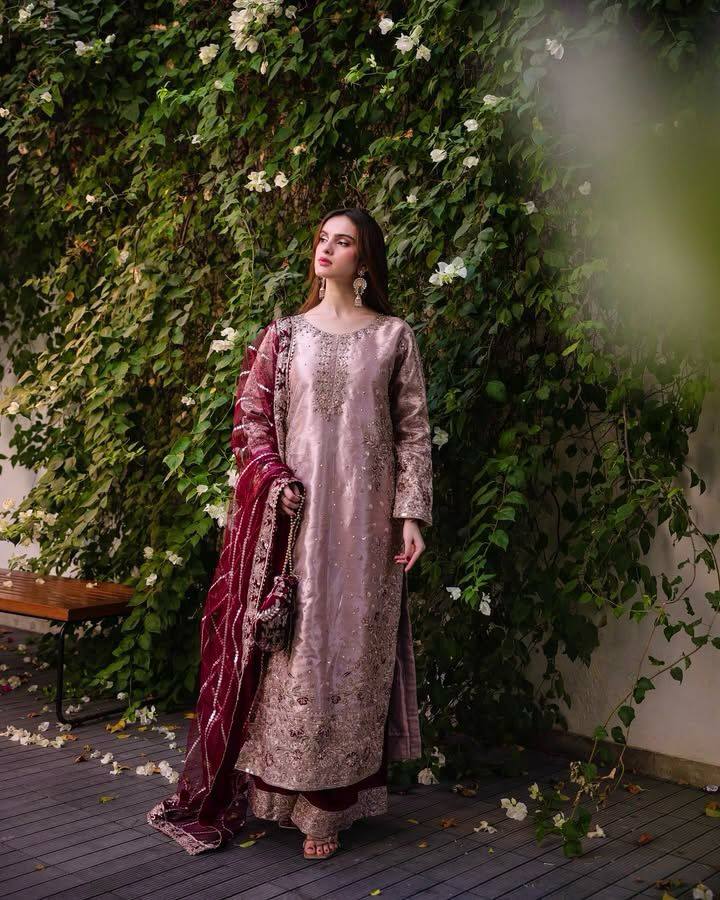 धागे और सीक्वेंस की कढ़ाई वाला पार्टी सूट सेट