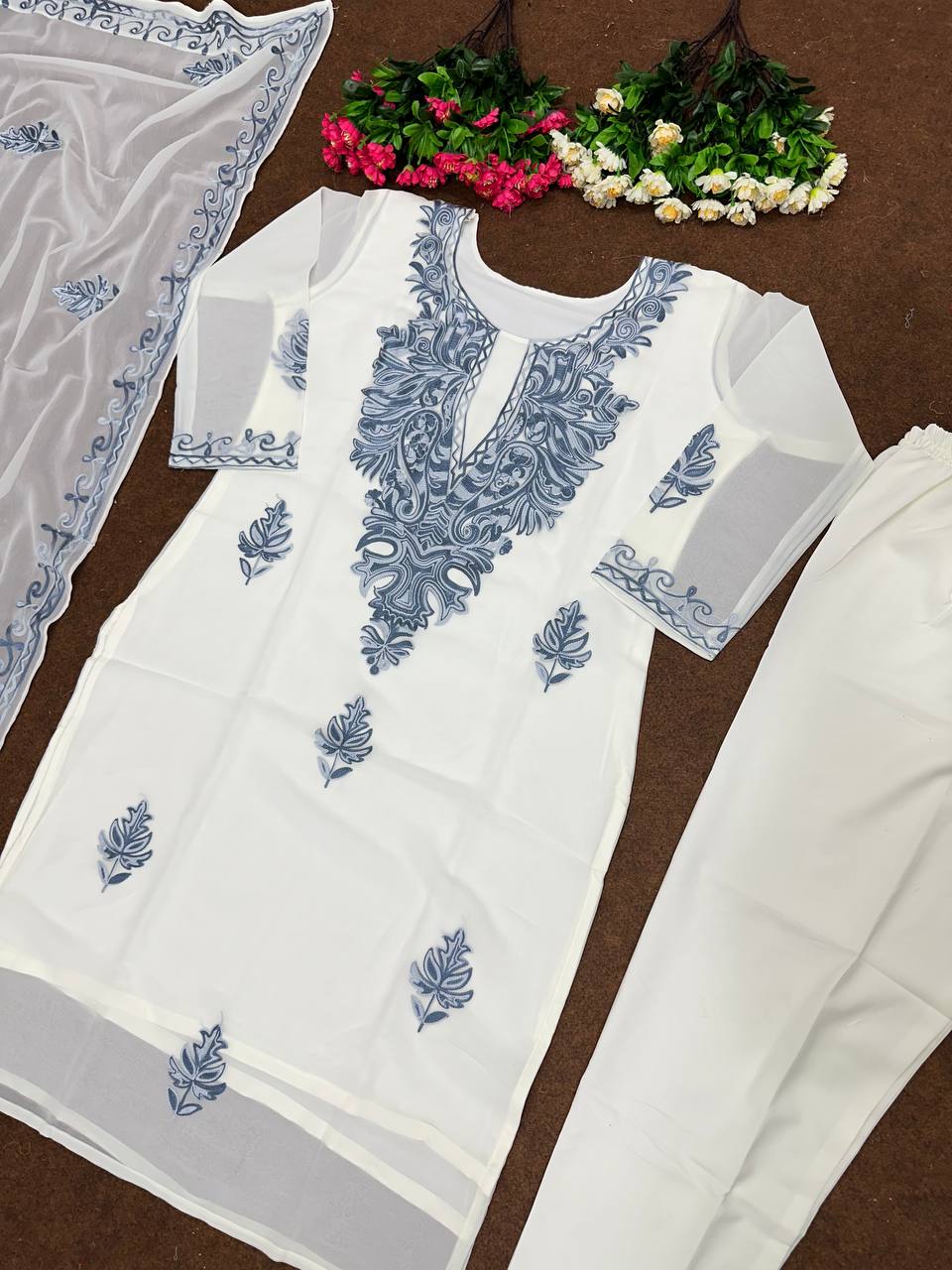 पार्टी के लिए उपयुक्त कश्मीरी वर्क वाला सूट, पैंट और दुपट्टा