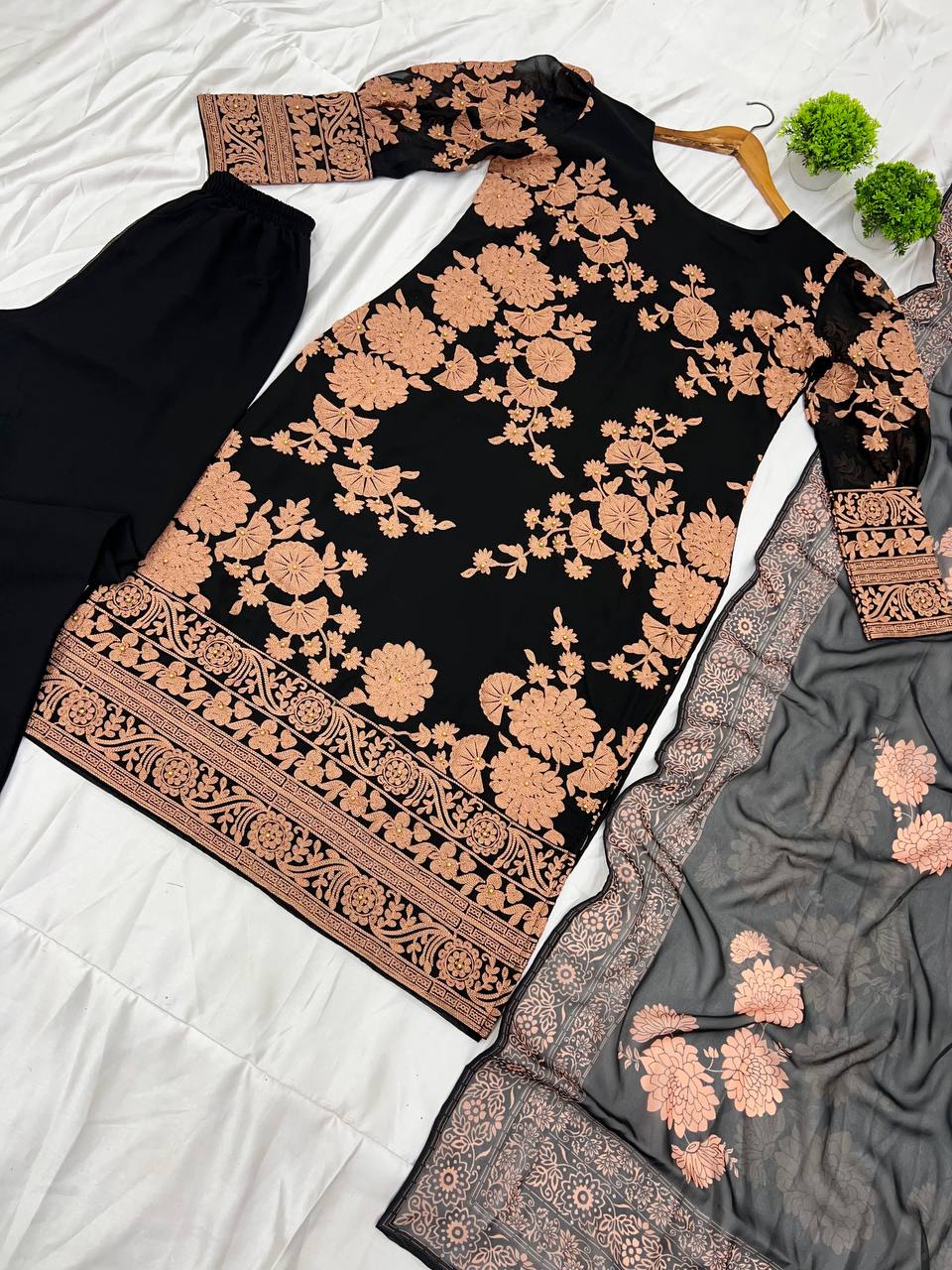 डिजाइनर पार्टी वेयर लुक - टॉप, बॉटम और दुपट्टा, हैवी एम्ब्रॉयडरी वर्क के साथ