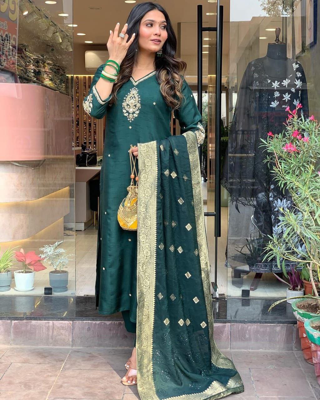 पार्टी वेयर लुक: टॉप और बॉटम के साथ कढ़ाई वाला दुपट्टा।