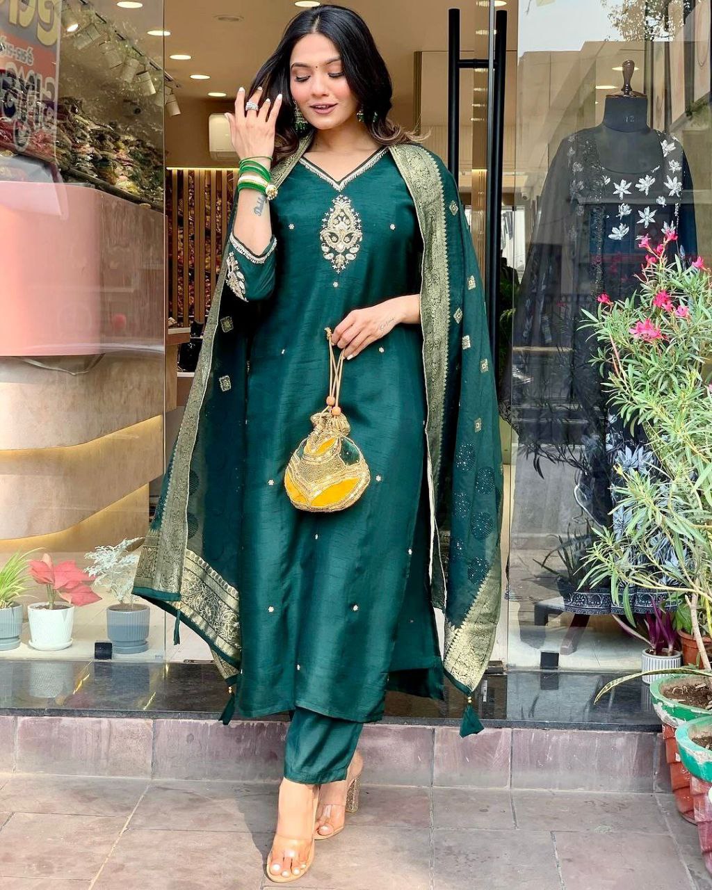 पार्टी वेयर लुक: टॉप और बॉटम के साथ कढ़ाई वाला दुपट्टा।