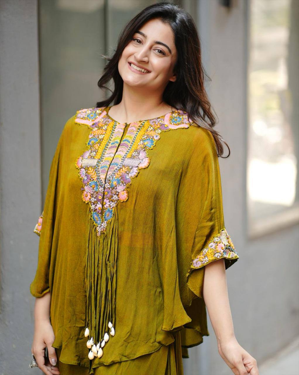 पार्टी वियर लुक के लिए फैंसी टॉप-ब्लाउज और प्लाजो।