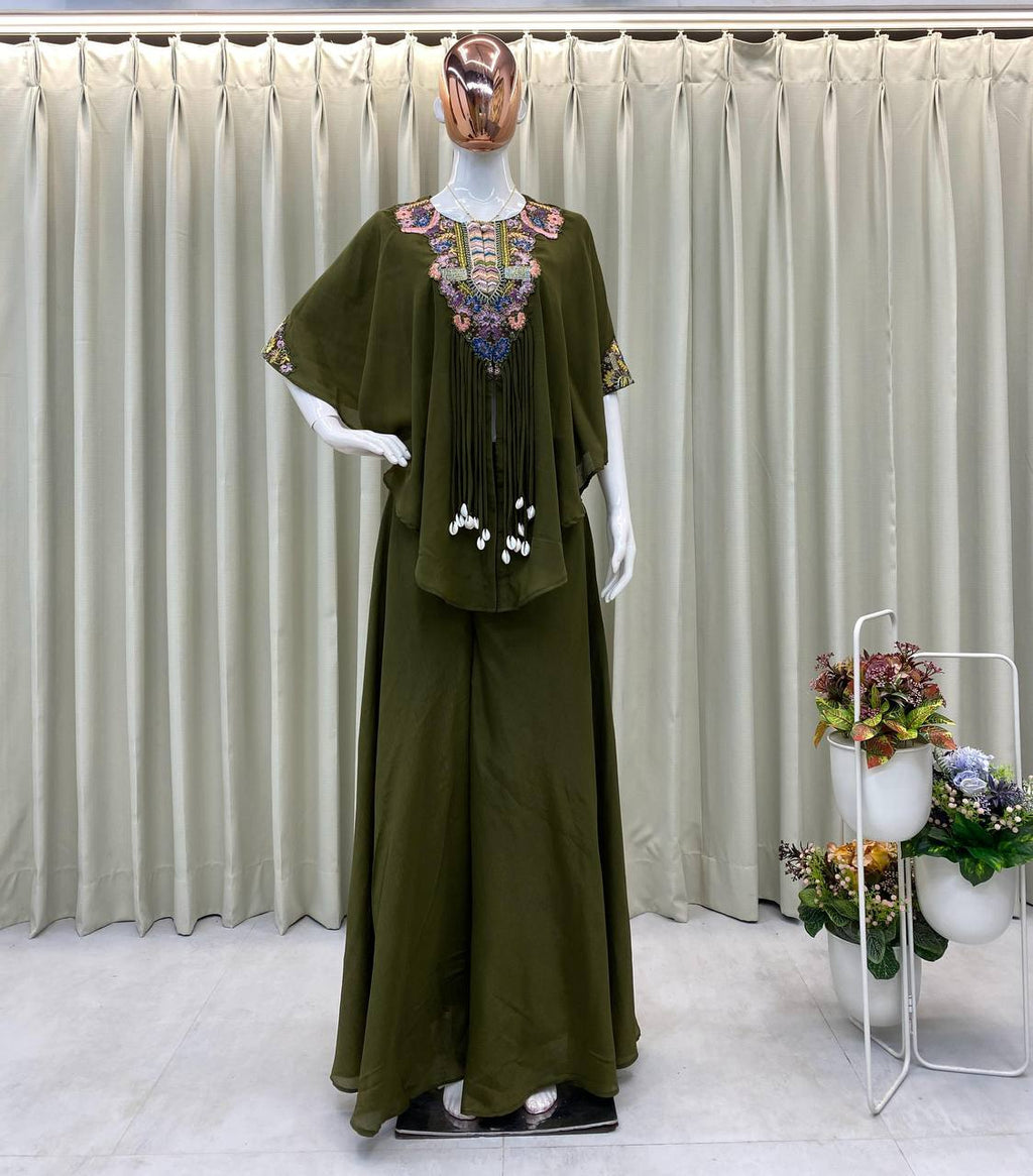 पार्टी वियर लुक के लिए फैंसी टॉप-ब्लाउज और प्लाजो।