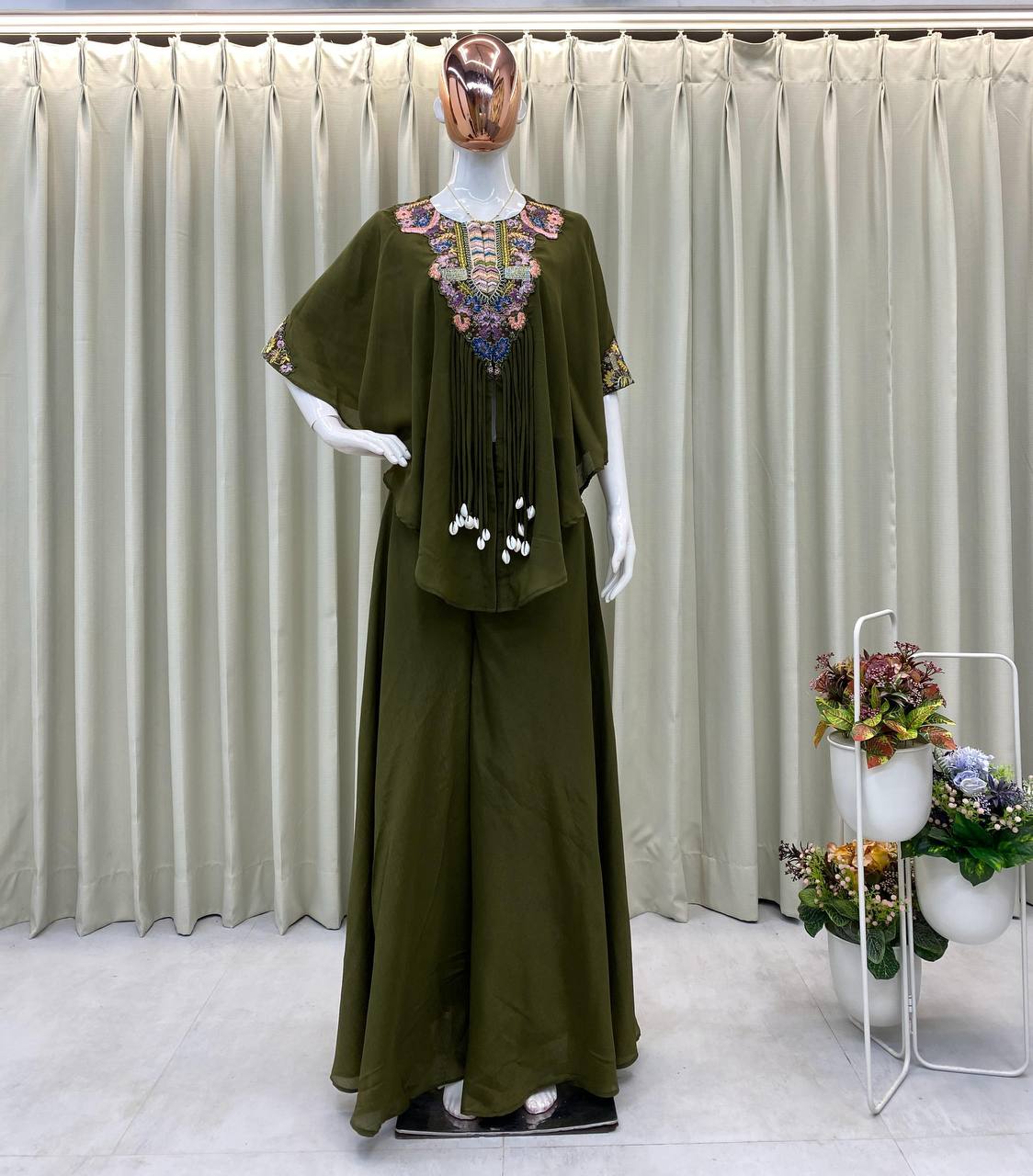 पार्टी वियर लुक के लिए फैंसी टॉप-ब्लाउज और प्लाजो।