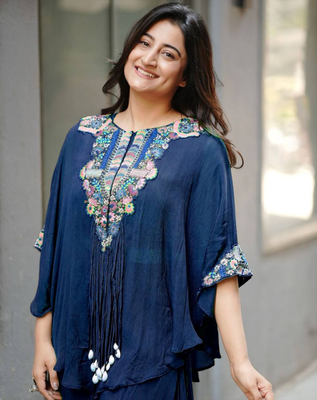 पार्टी वियर लुक के लिए फैंसी टॉप-ब्लाउज और प्लाजो।