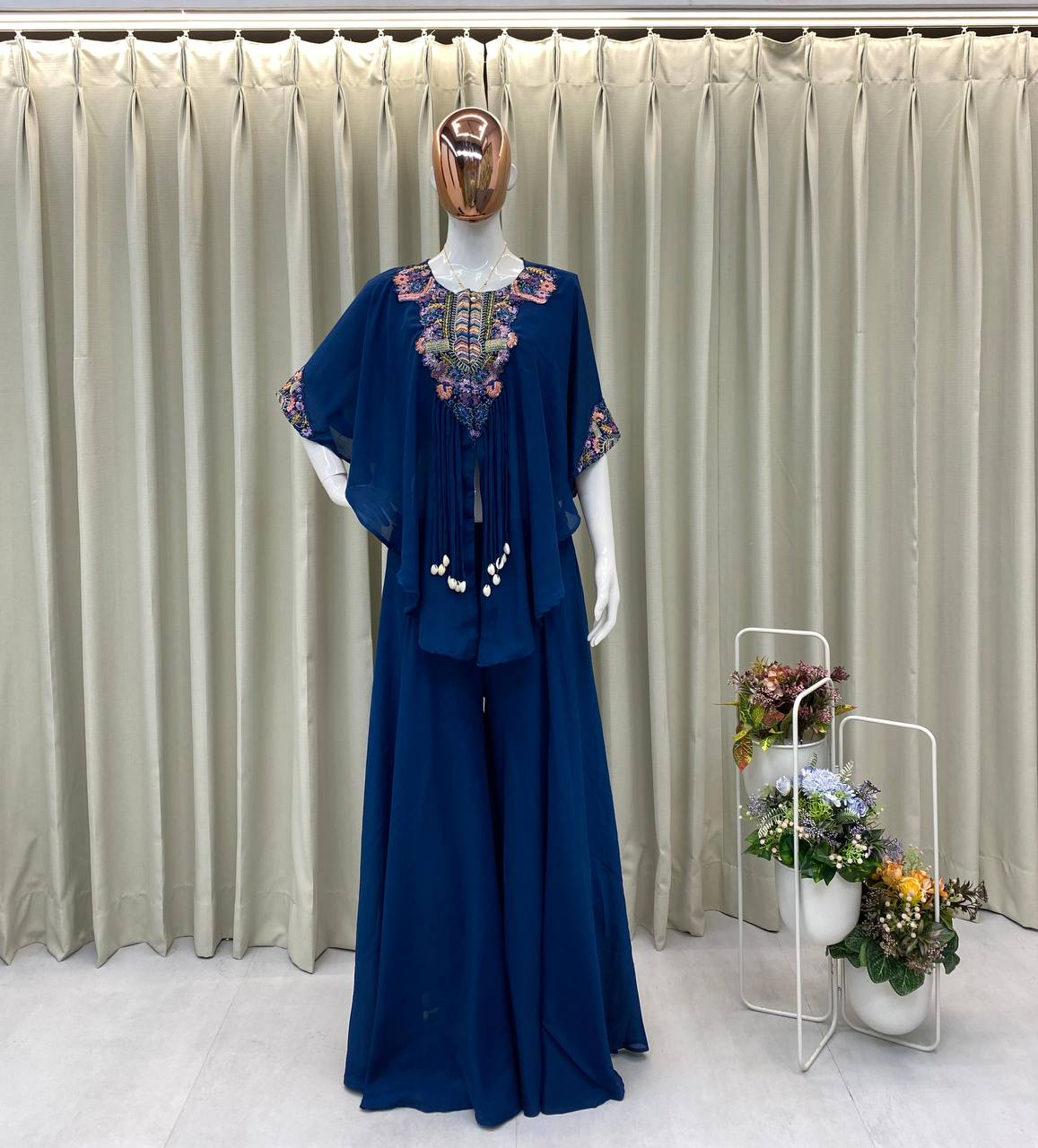 पार्टी वियर लुक के लिए फैंसी टॉप-ब्लाउज और प्लाजो।