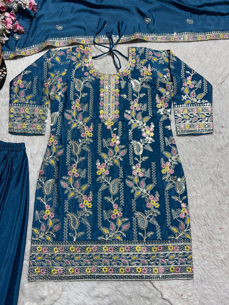 हैवी एम्ब्रॉयडरी और कोडिंग सीक्वेंस वर्क से सजा खूबसूरत पार्टी सूट सेट