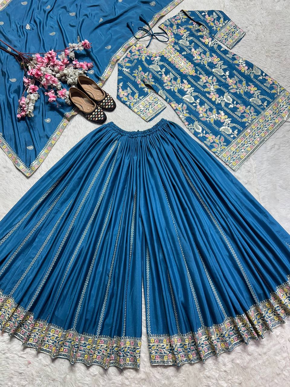 हैवी एम्ब्रॉयडरी और कोडिंग सीक्वेंस वर्क से सजा खूबसूरत पार्टी सूट सेट