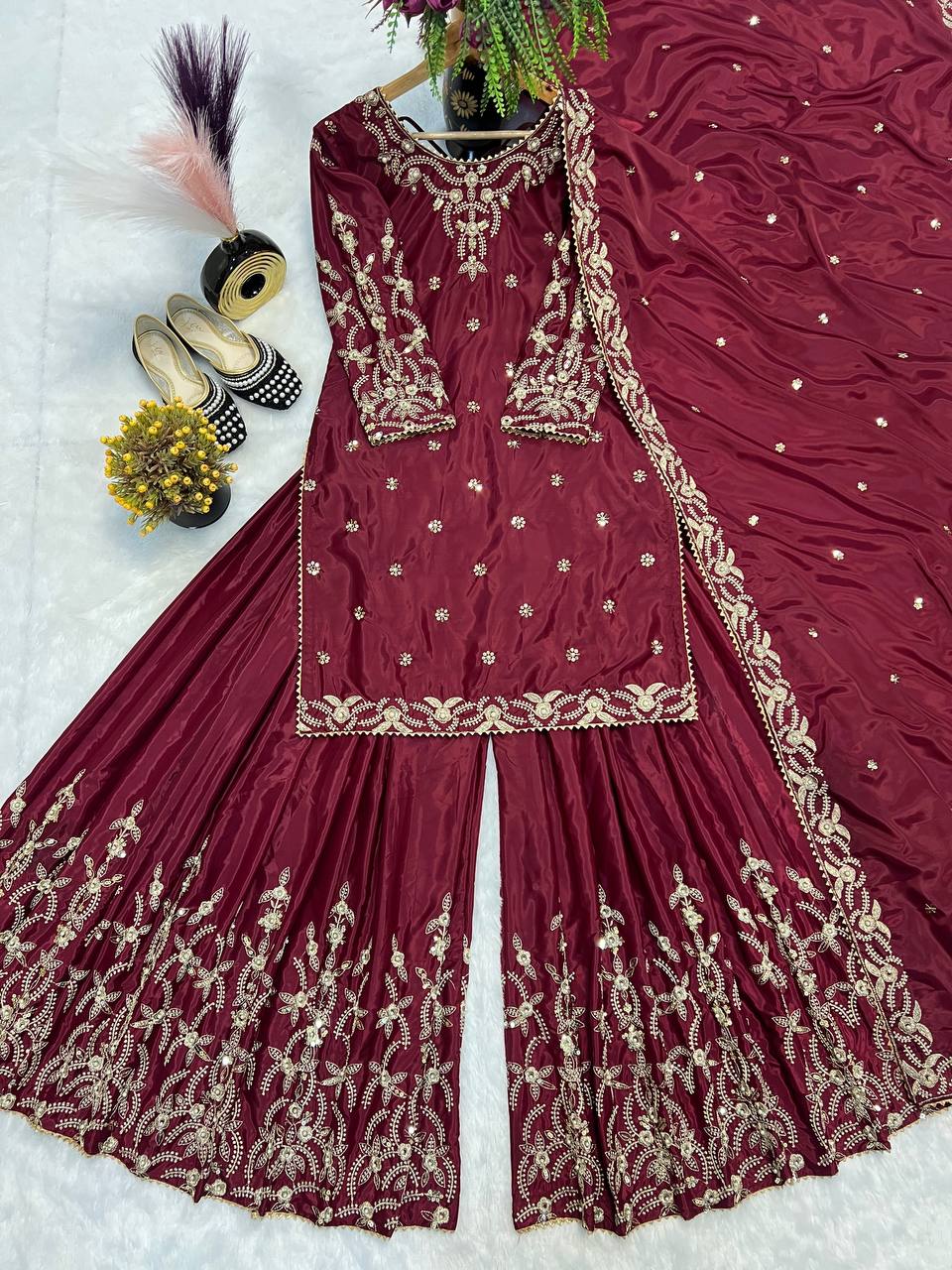 मोती और कढ़ाई के काम के साथ पार्टी वेयर टॉप-बॉटम और दुपट्टा।