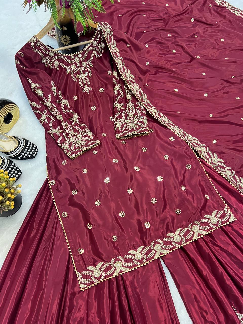 मोती और कढ़ाई के काम के साथ पार्टी वेयर टॉप-बॉटम और दुपट्टा।