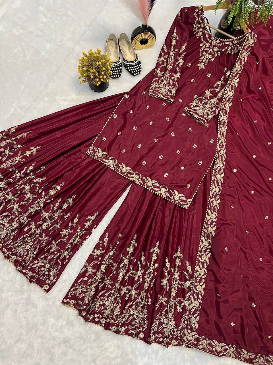 मोती और कढ़ाई के काम के साथ पार्टी वेयर टॉप-बॉटम और दुपट्टा।