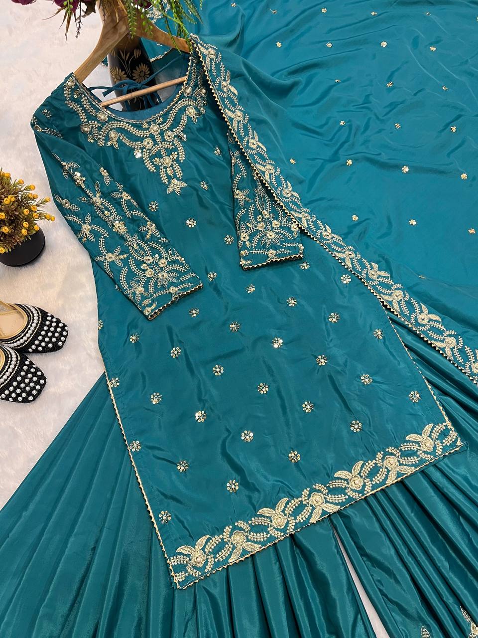 मोती और कढ़ाई के काम के साथ पार्टी वेयर टॉप-बॉटम और दुपट्टा।