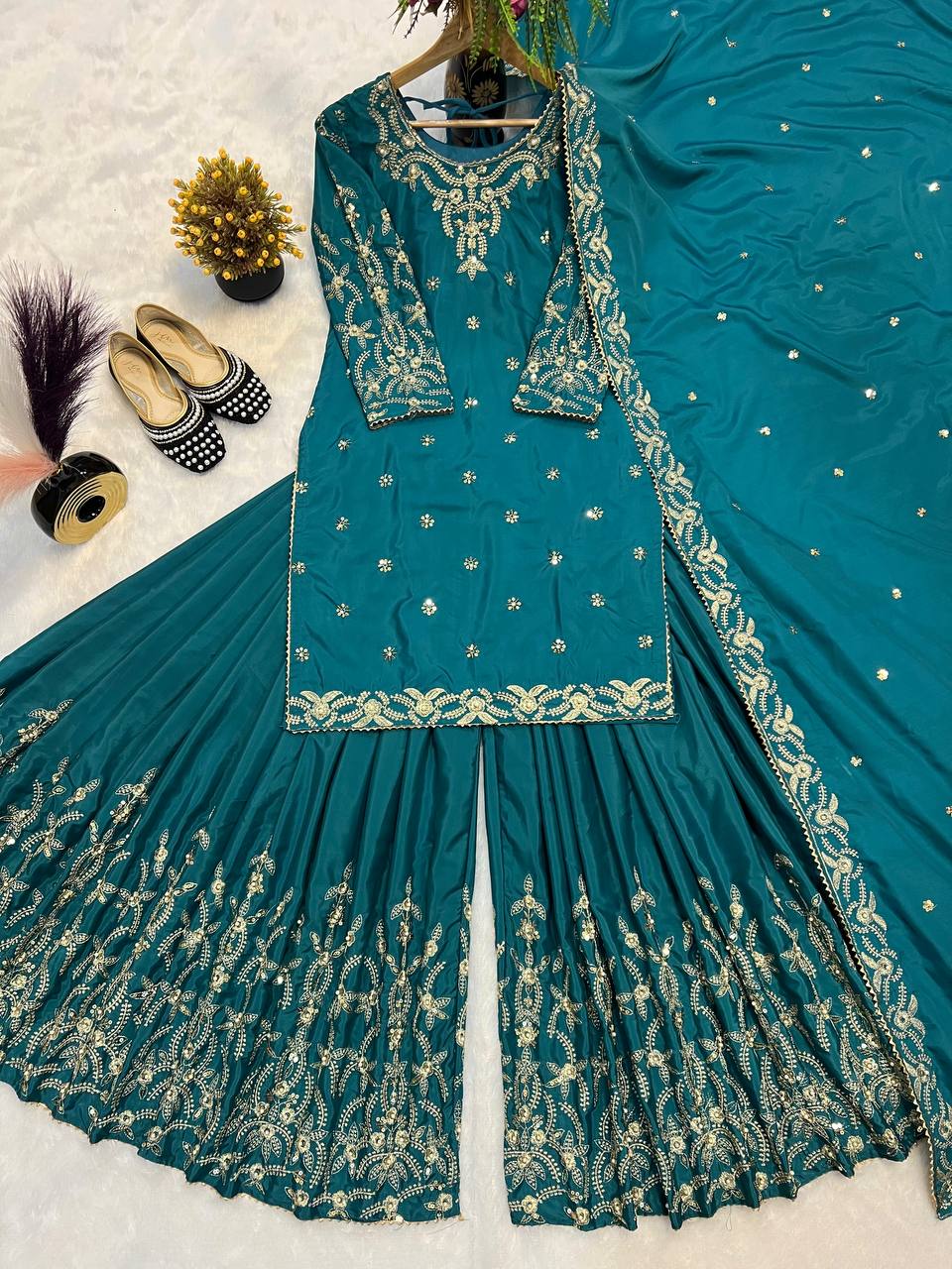 मोती और कढ़ाई के काम के साथ पार्टी वेयर टॉप-बॉटम और दुपट्टा।