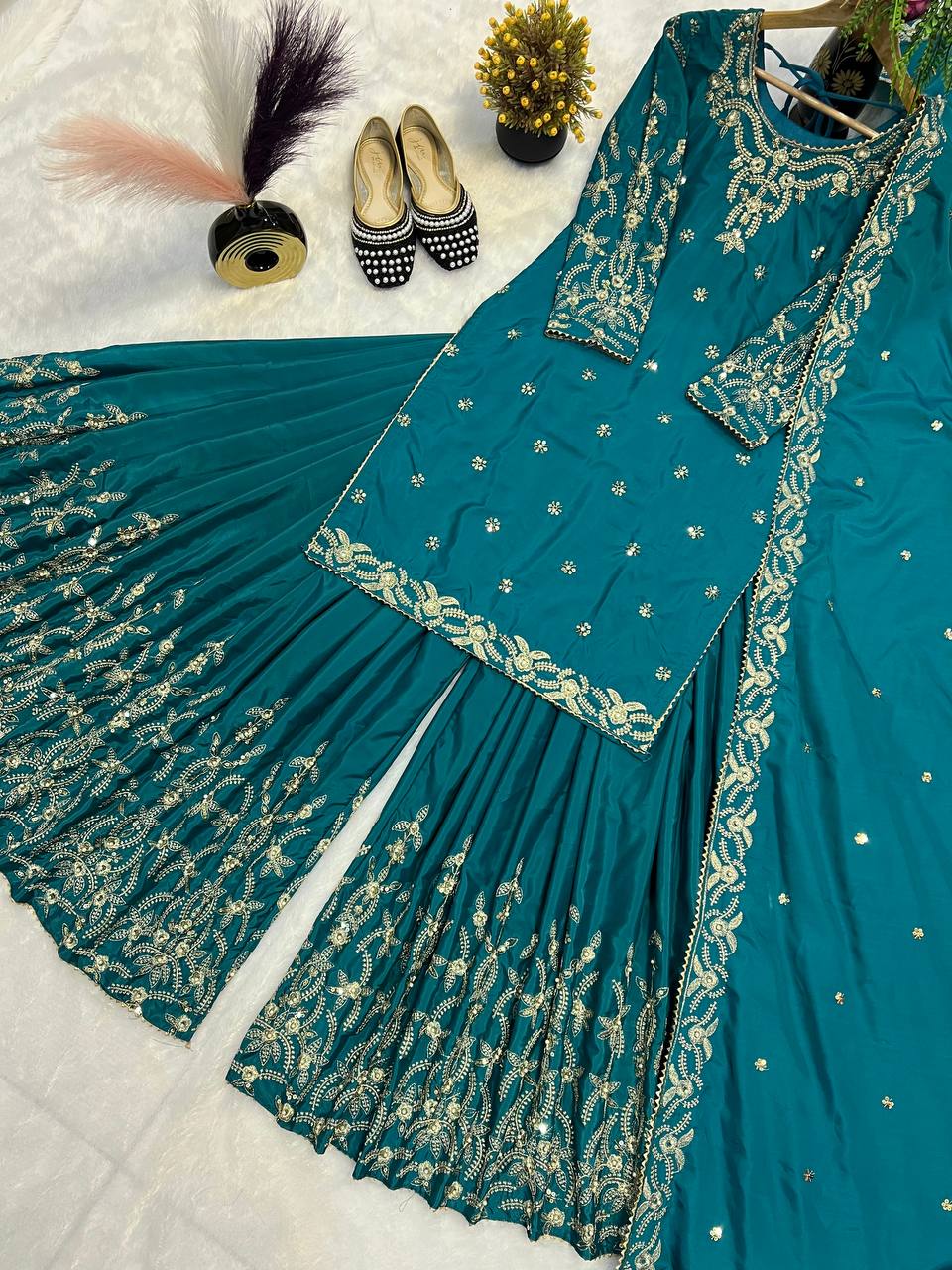 मोती और कढ़ाई के काम के साथ पार्टी वेयर टॉप-बॉटम और दुपट्टा।