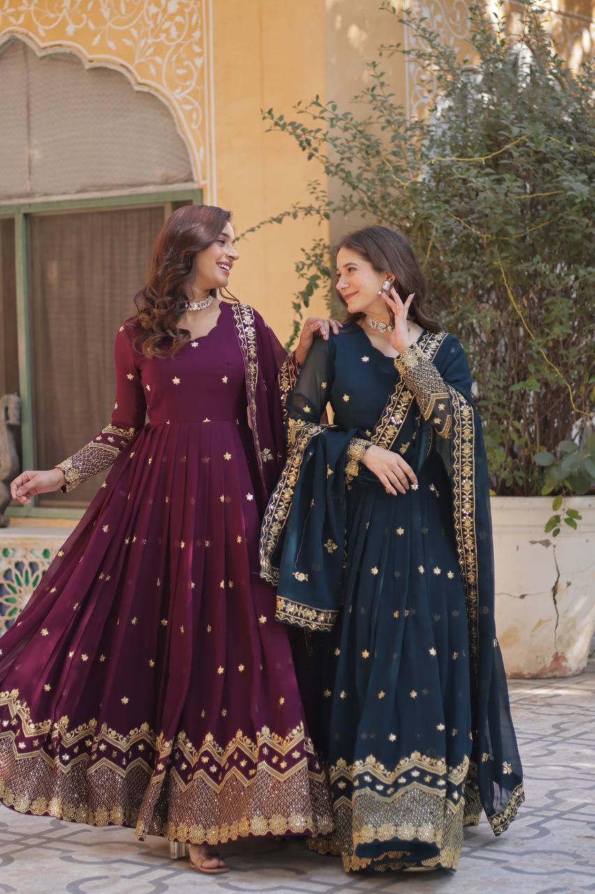 पार्टी वेयर लुक गाउन, ज़री और सीक्वेंस की कढ़ाई के साथ