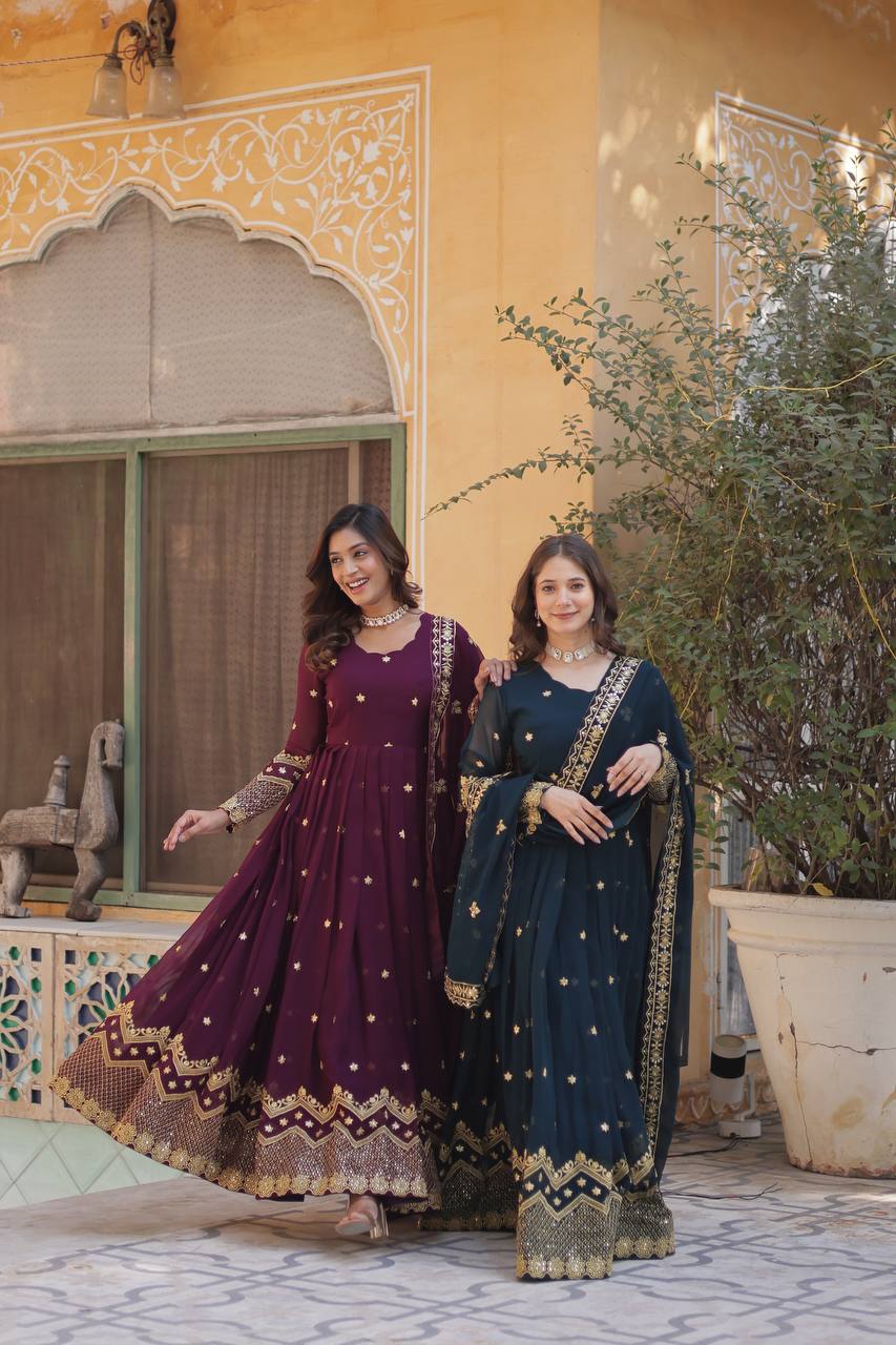 पार्टी वेयर लुक गाउन, ज़री और सीक्वेंस की कढ़ाई के साथ