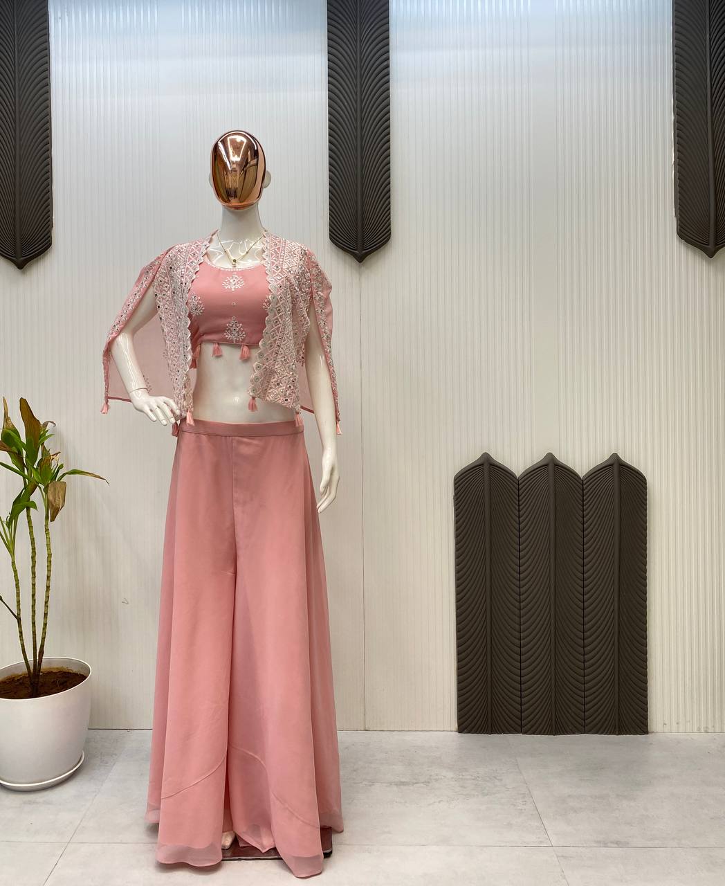 पार्टी के लिए ट्रेंडी थ्री पीस ब्लाउज, प्लाजो और श्रग।