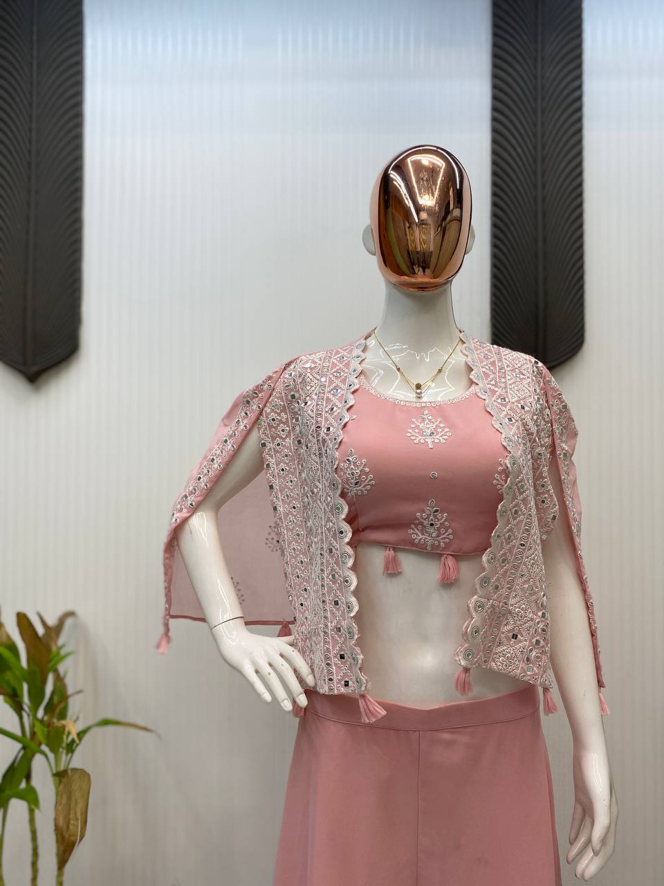 पार्टी के लिए ट्रेंडी थ्री पीस ब्लाउज, प्लाजो और श्रग।