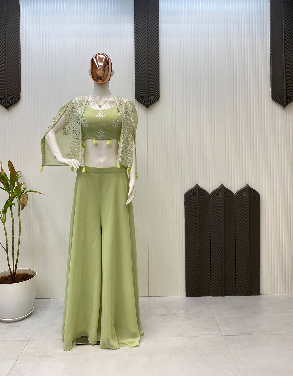 पार्टी के लिए ट्रेंडी थ्री पीस ब्लाउज, प्लाजो और श्रग।