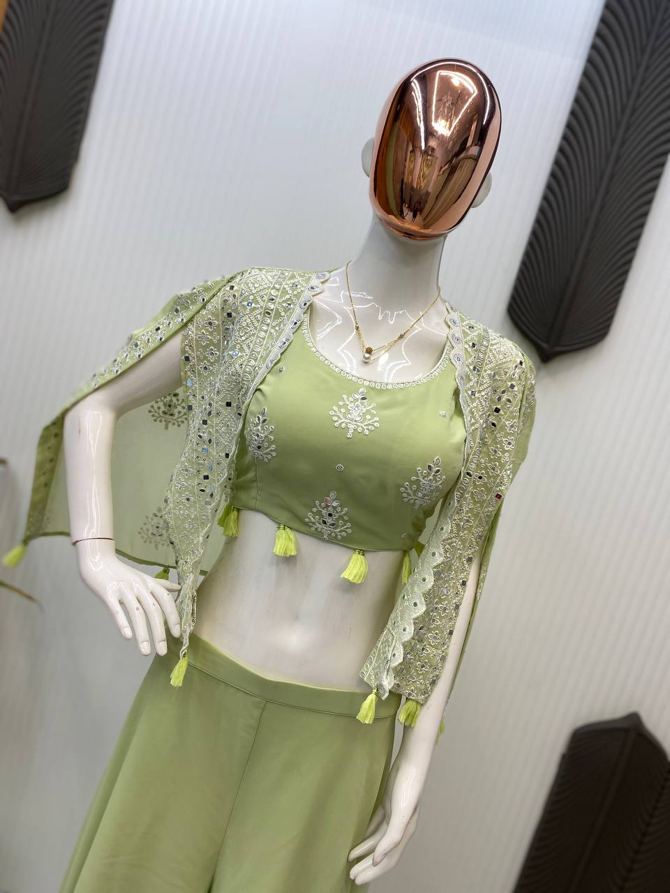 पार्टी के लिए ट्रेंडी थ्री पीस ब्लाउज, प्लाजो और श्रग।