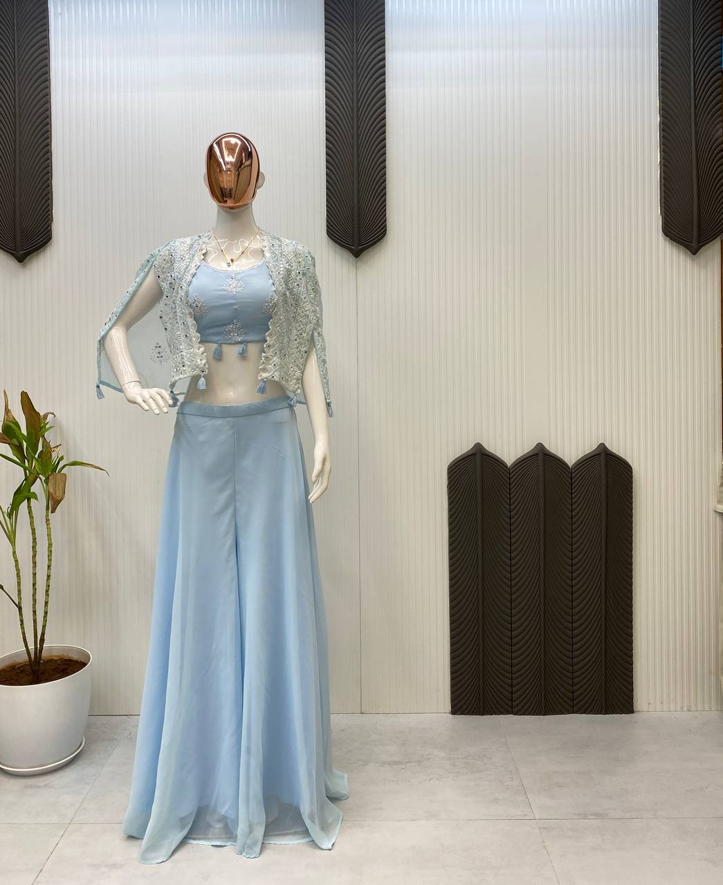 पार्टी के लिए ट्रेंडी थ्री पीस ब्लाउज, प्लाजो और श्रग।