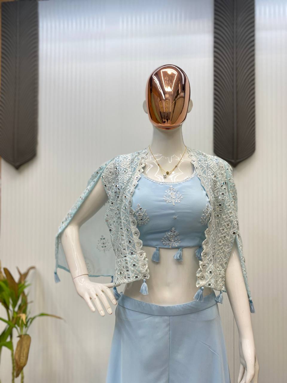 पार्टी के लिए ट्रेंडी थ्री पीस ब्लाउज, प्लाजो और श्रग।