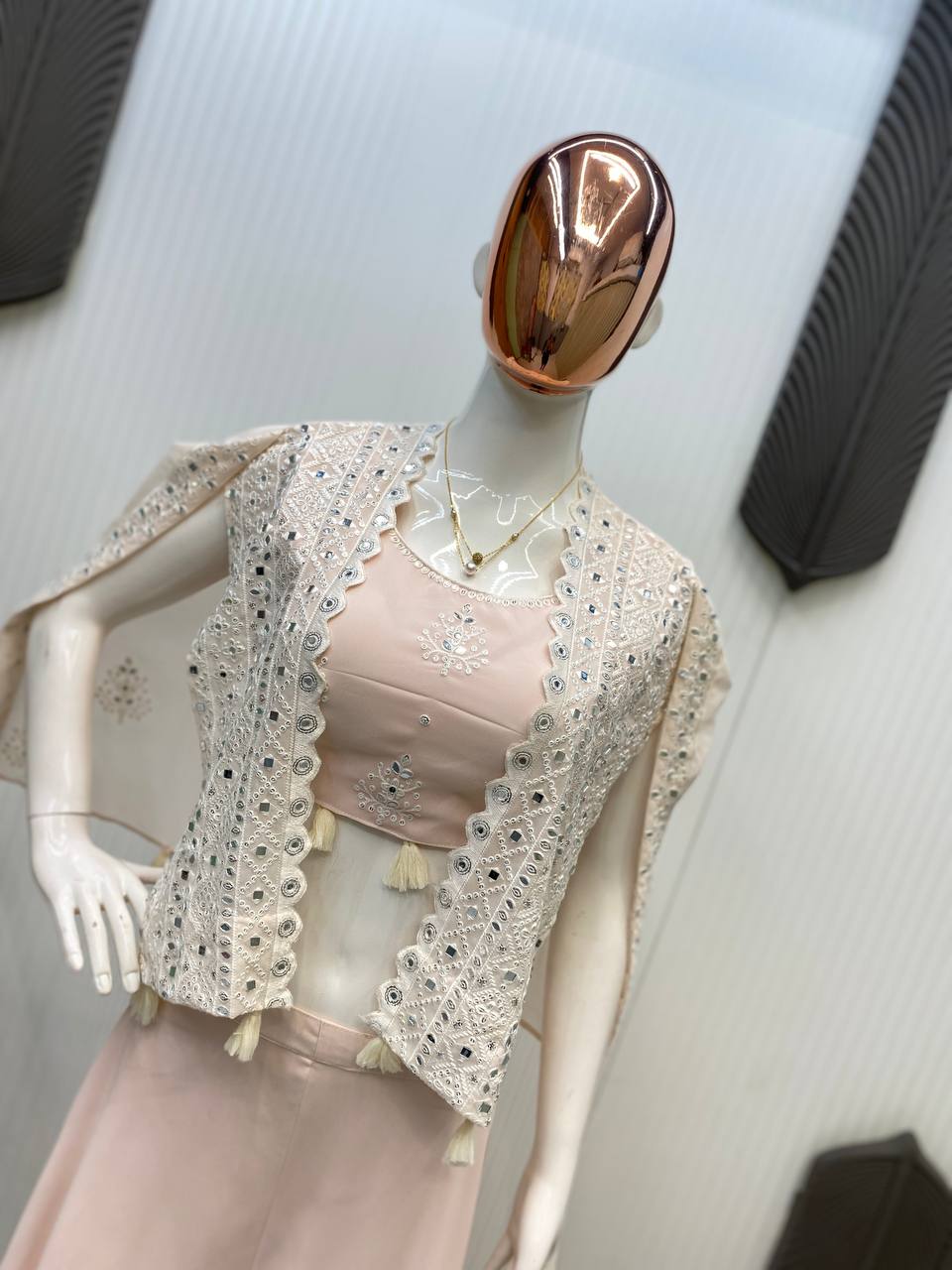 पार्टी के लिए ट्रेंडी थ्री पीस ब्लाउज, प्लाजो और श्रग।