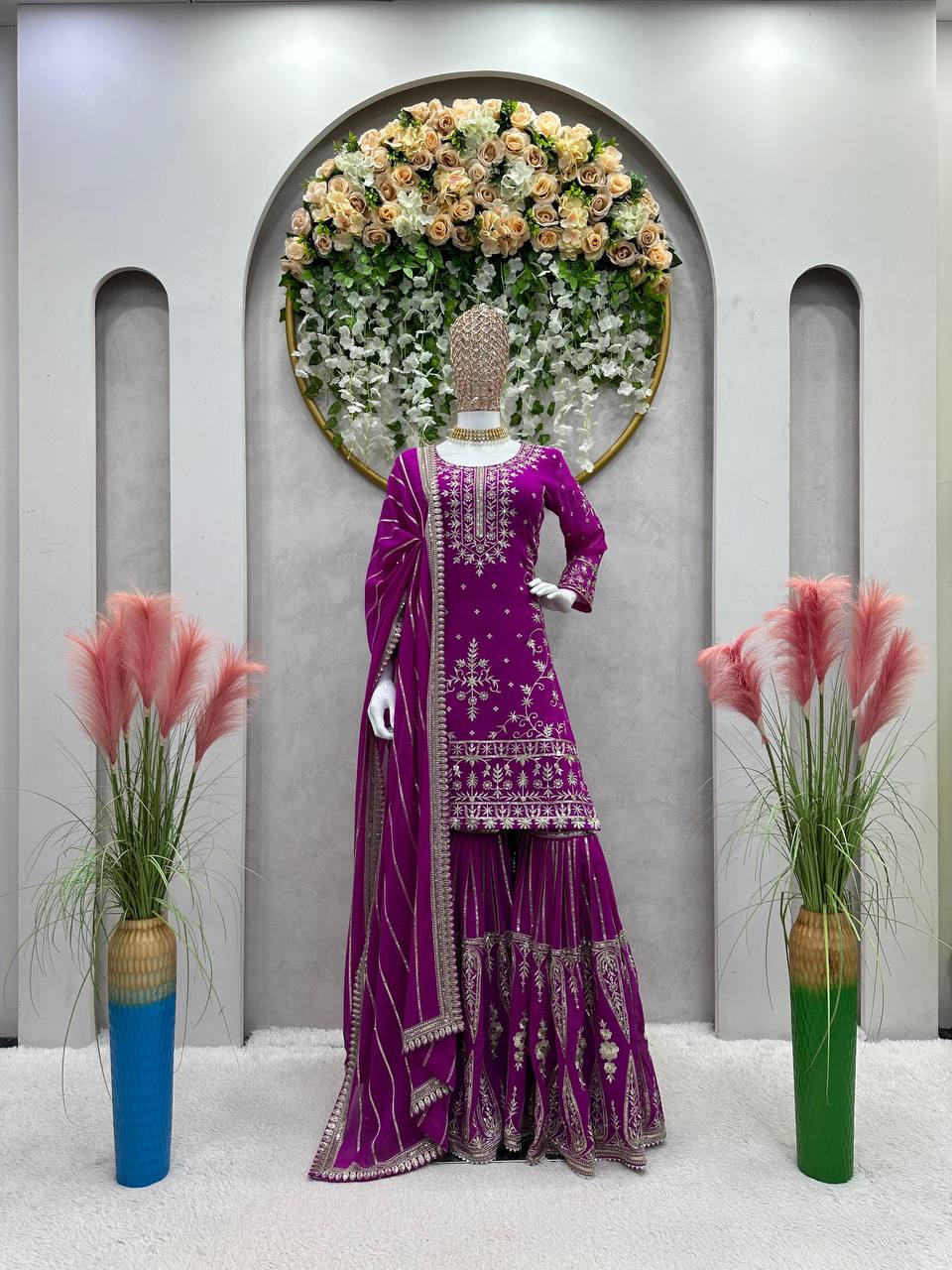 पार्टी वेयर लुक: टॉप-बॉटम और दुपट्टा, धागे और सीक्वेंस वर्क के साथ