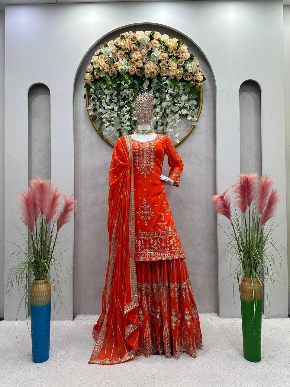 पार्टी वेयर लुक: टॉप-बॉटम और दुपट्टा, धागे और सीक्वेंस वर्क के साथ