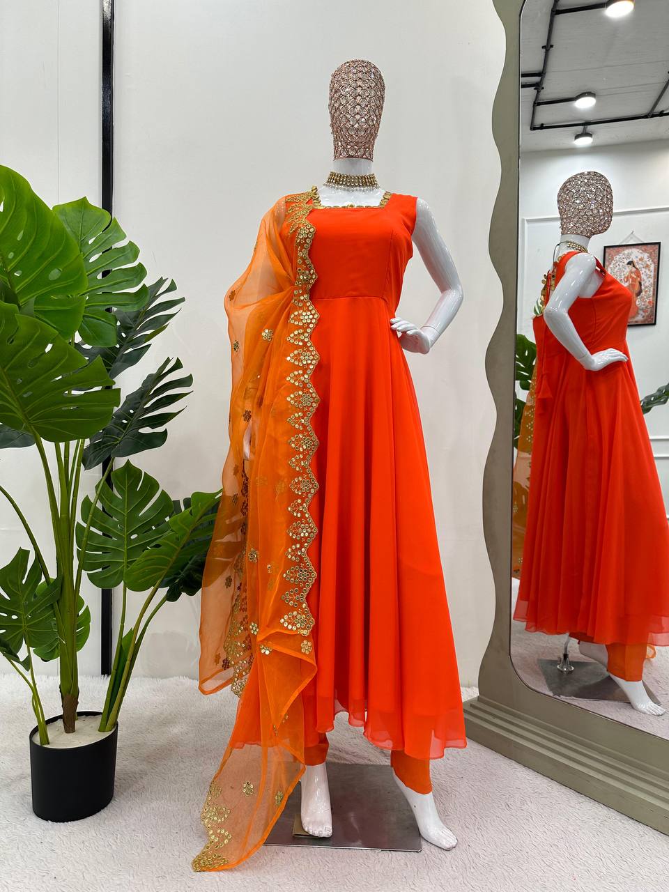 पार्टी वेयर लुक: कॉइन लेस बॉर्डर वाला टॉप-पैंट और दुपट्टा