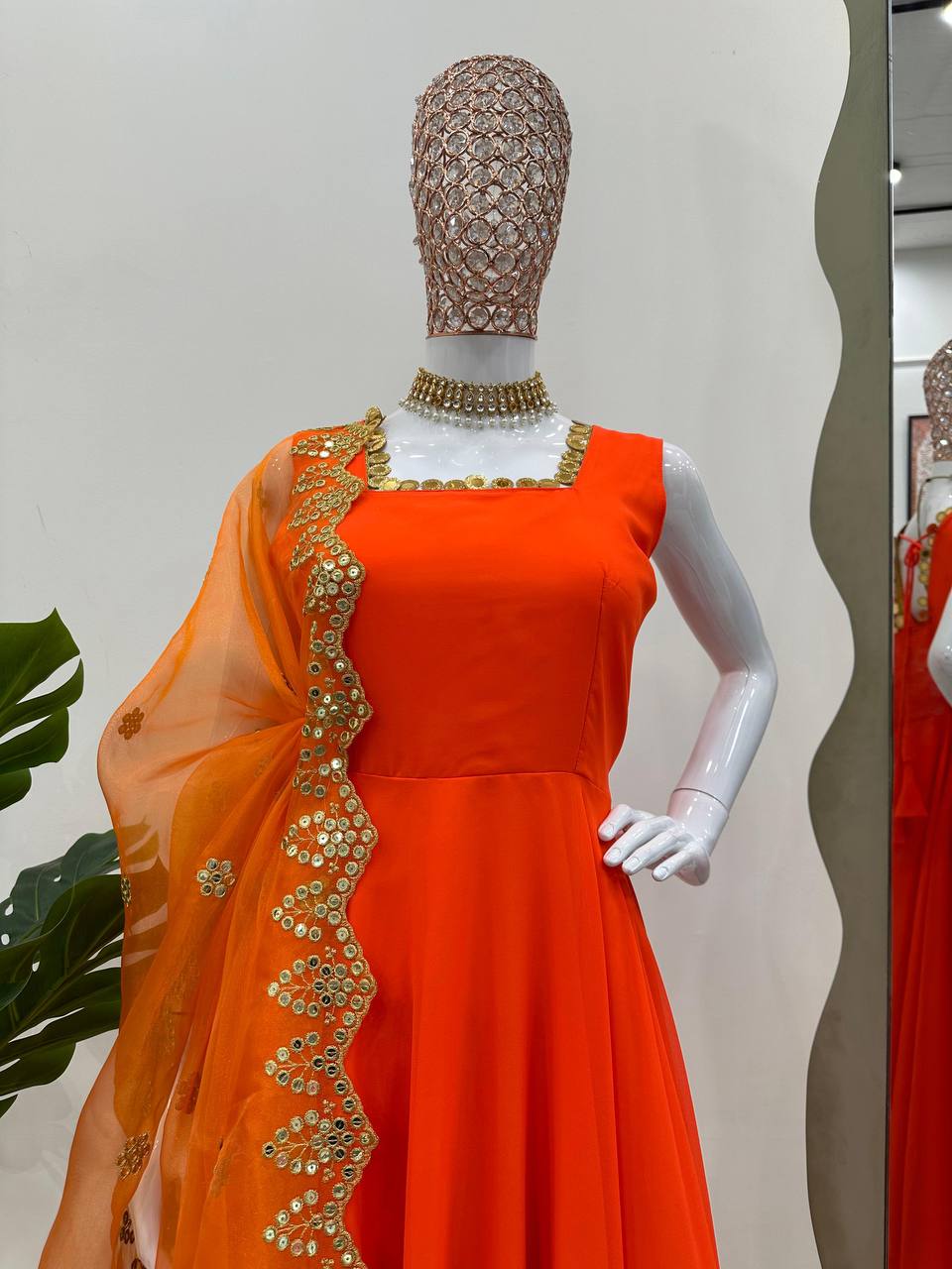 पार्टी वेयर लुक: कॉइन लेस बॉर्डर वाला टॉप-पैंट और दुपट्टा